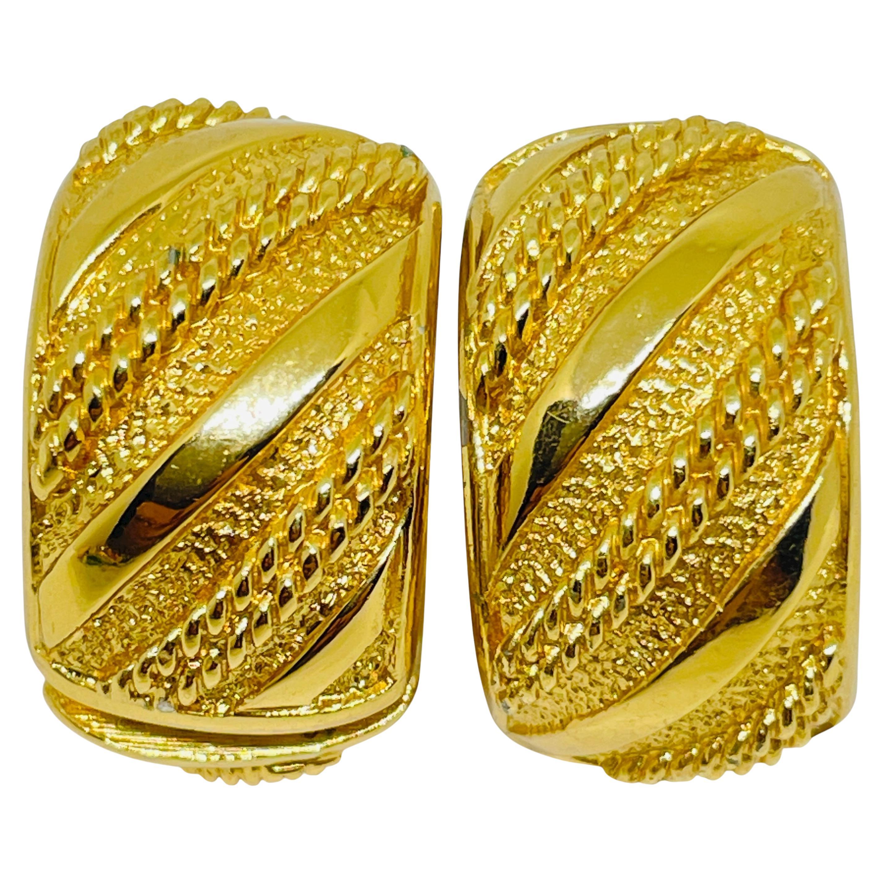 Orecchini a cerchio vintage firmati Monet in tonalità oro