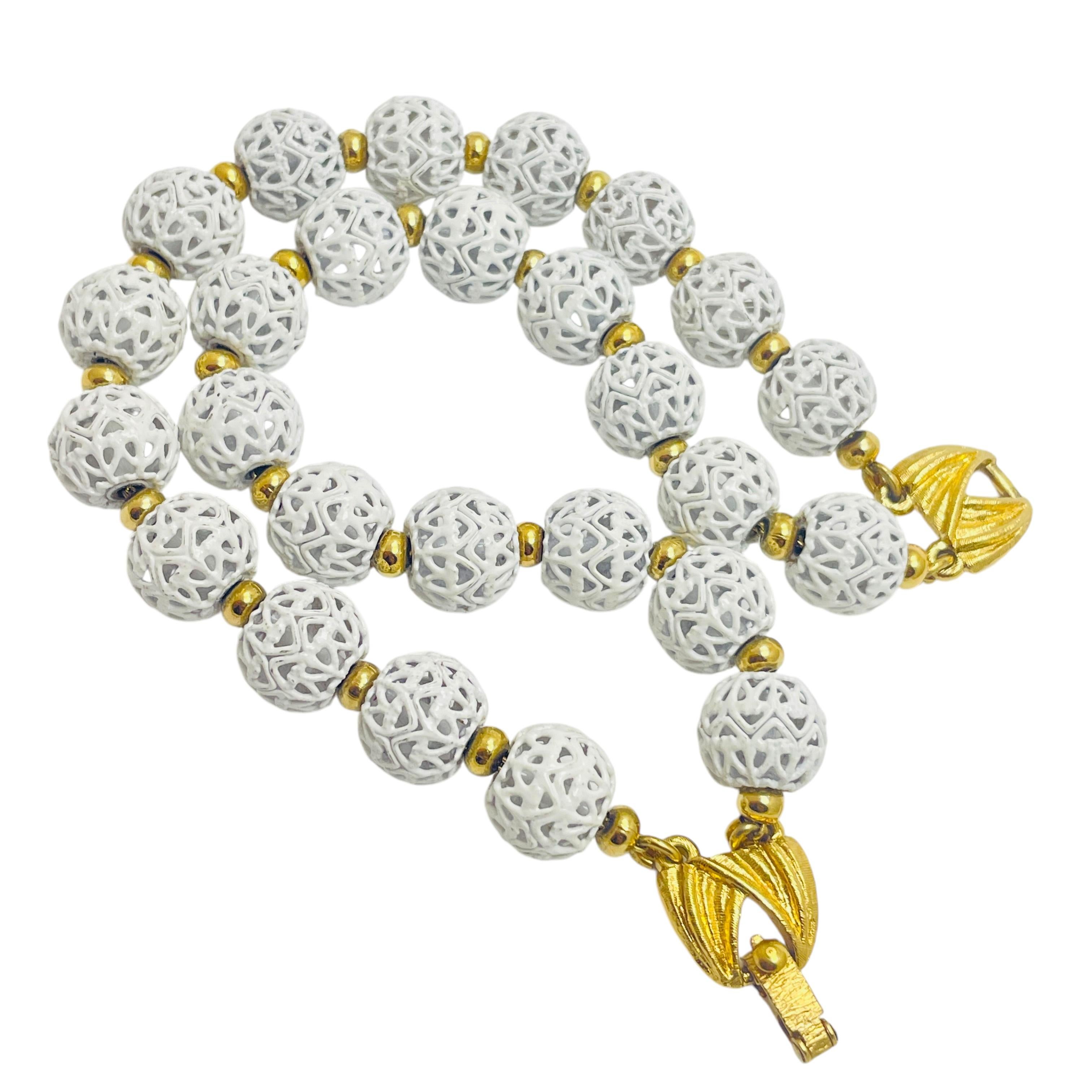 DETAILS

- • signiert MONET   

- • goldfarben mit Emaille

- • vintage designer armband

MASSNAHMEN  

- • 

CONDIT

- •  sehr guter Vintage-Zustand mit minimalen Gebrauchsspuren 

 Sku 47

❤️❤️  VINTAGE-DESIGNER-SCHMUCK ❤️❤️

❤️❤️  ALEXANDER'S