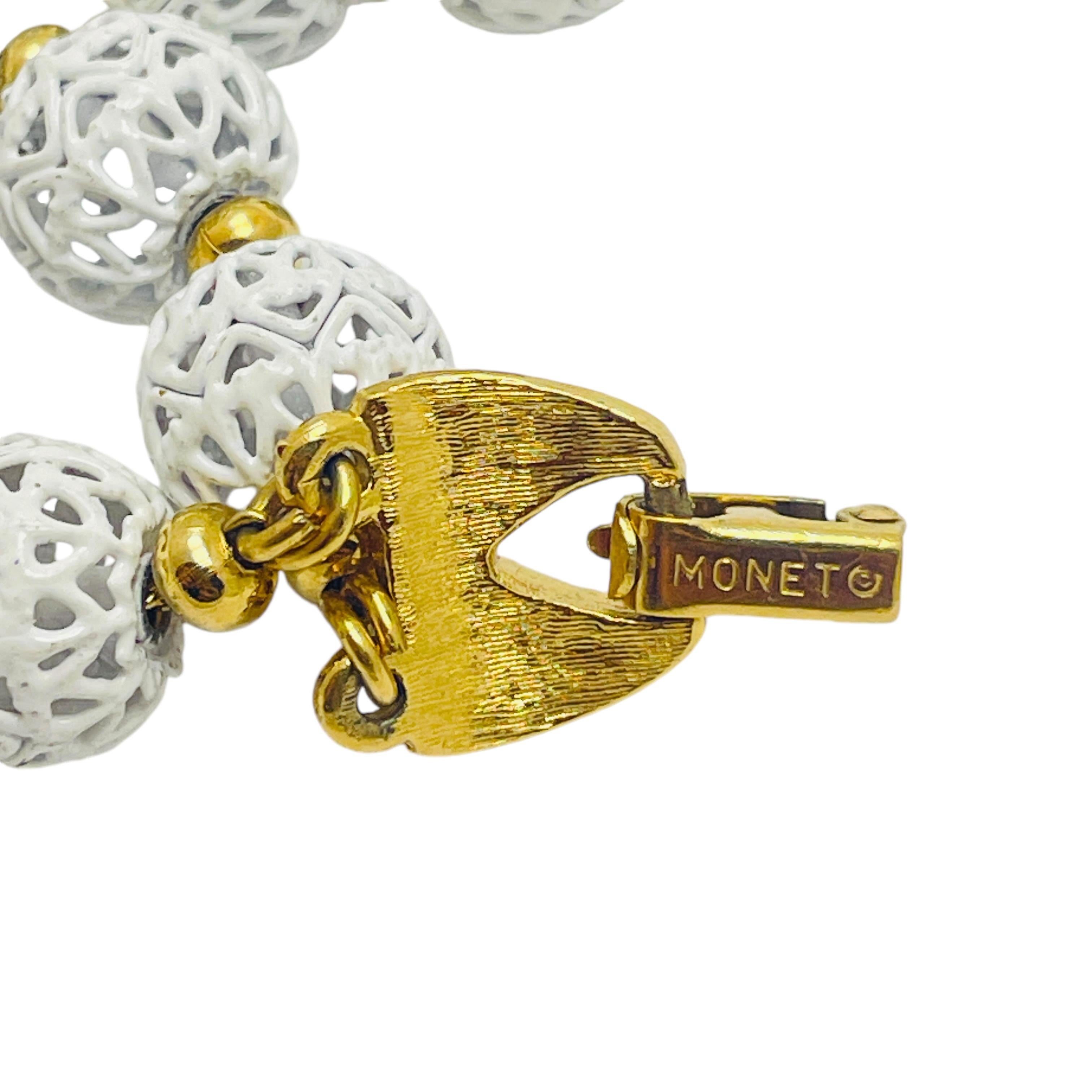 MONET signiert vintage Goldton eweiß Emaille Perlen Designer-Armband im Zustand „Gut“ im Angebot in Palos Hills, IL