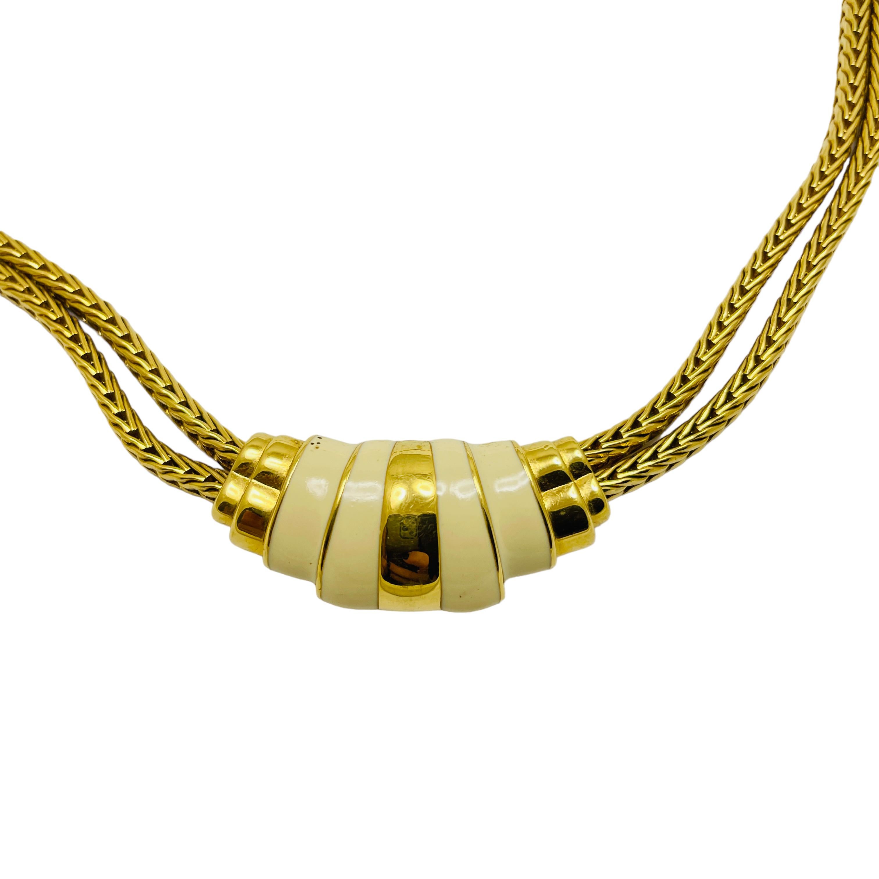 Monet è una collana a catena firmata d'epoca con smalti dorati In condizioni buone in vendita a Palos Hills, IL