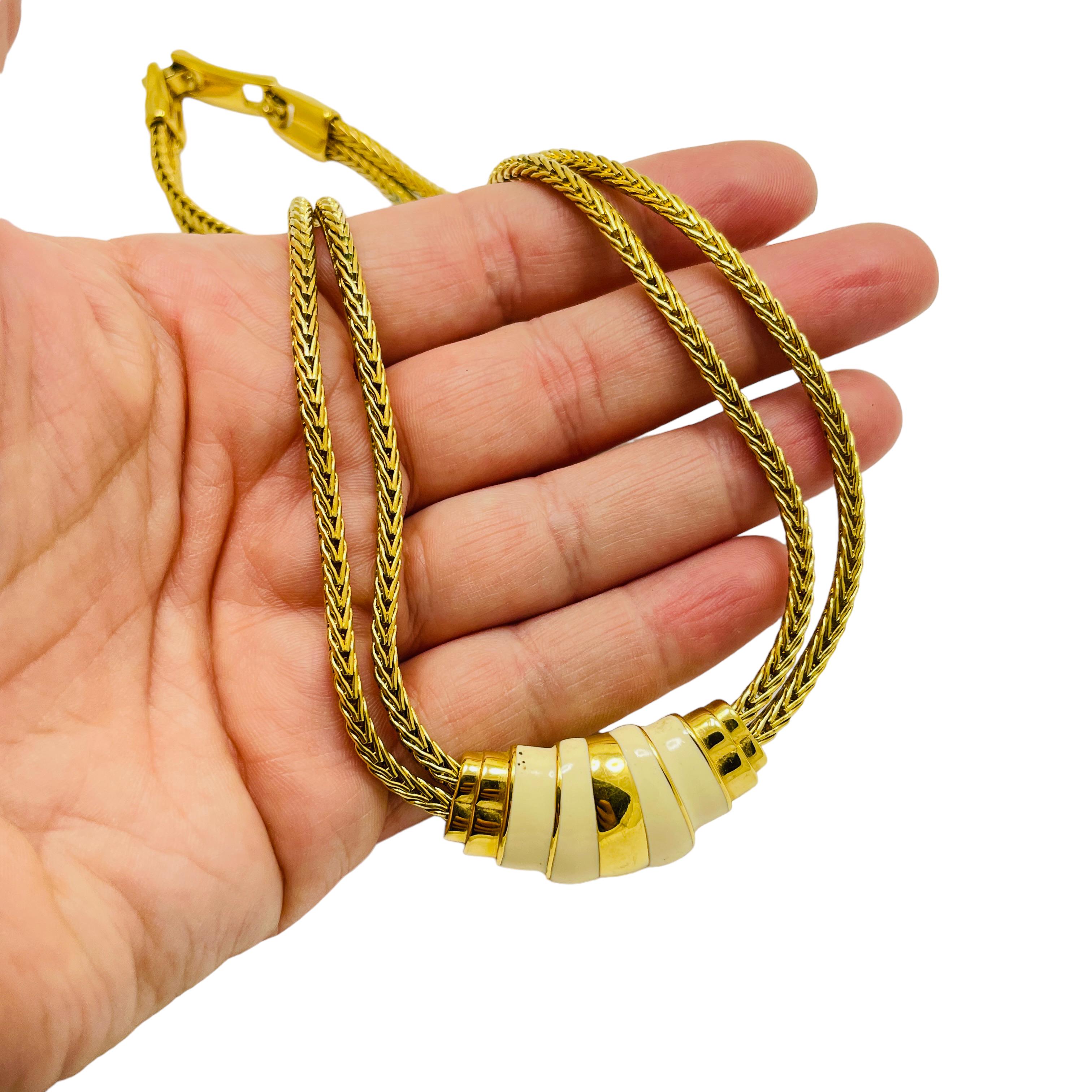 Monet è una collana a catena firmata d'epoca con smalti dorati in vendita 1