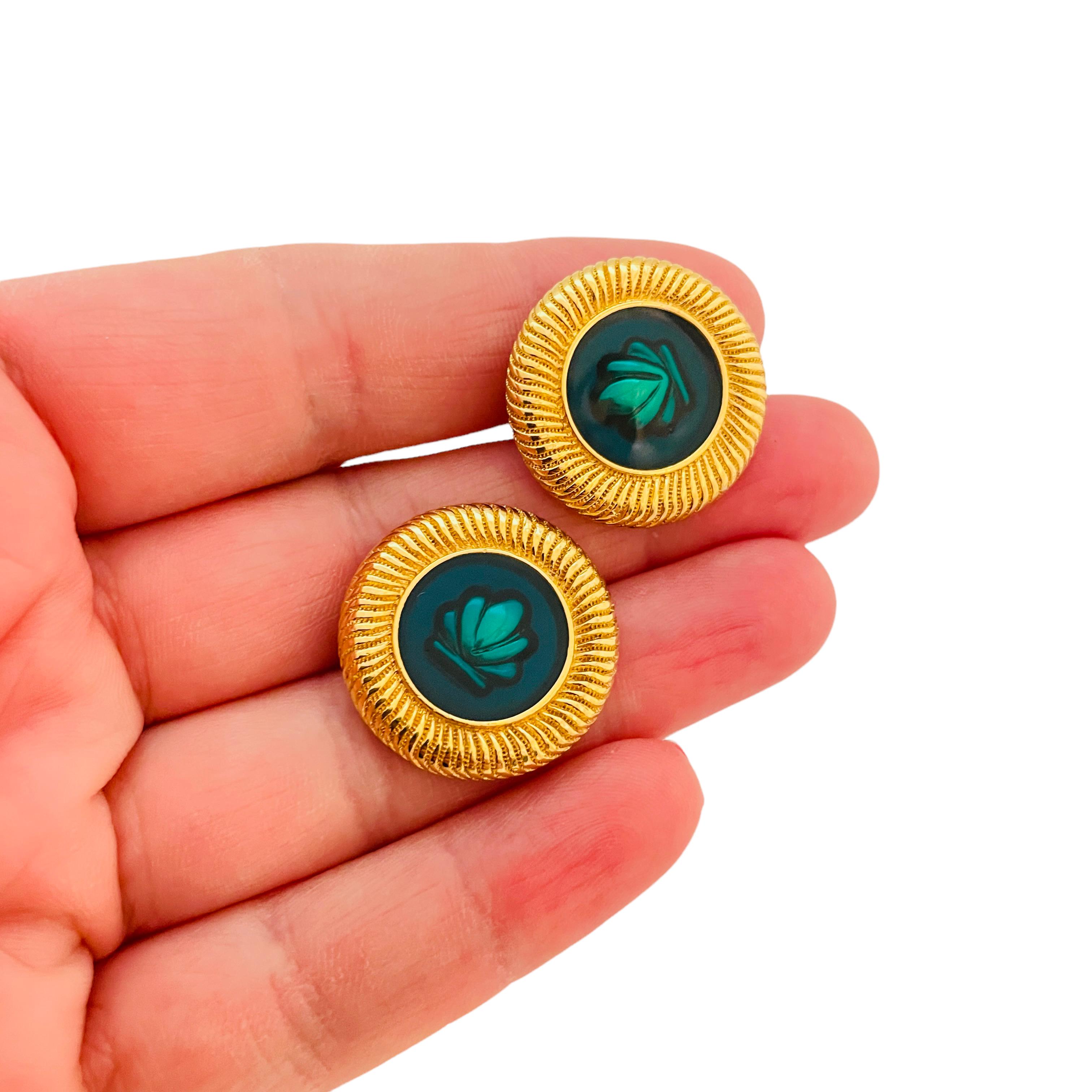 DETTAGLI

- firmato Monet

- tono oro con smalto

- orecchini vintage di design
  

MISURE  

-

CONDIZIONE

-  ottime condizioni vintage con minimi segni di usura 

 Sku 32

❤️❤️   GIOIELLI DI DESIGN VINTAGE   ❤️❤️

❤️❤️  ALEXANDER'S BOUTIQUE  ❤️❤️