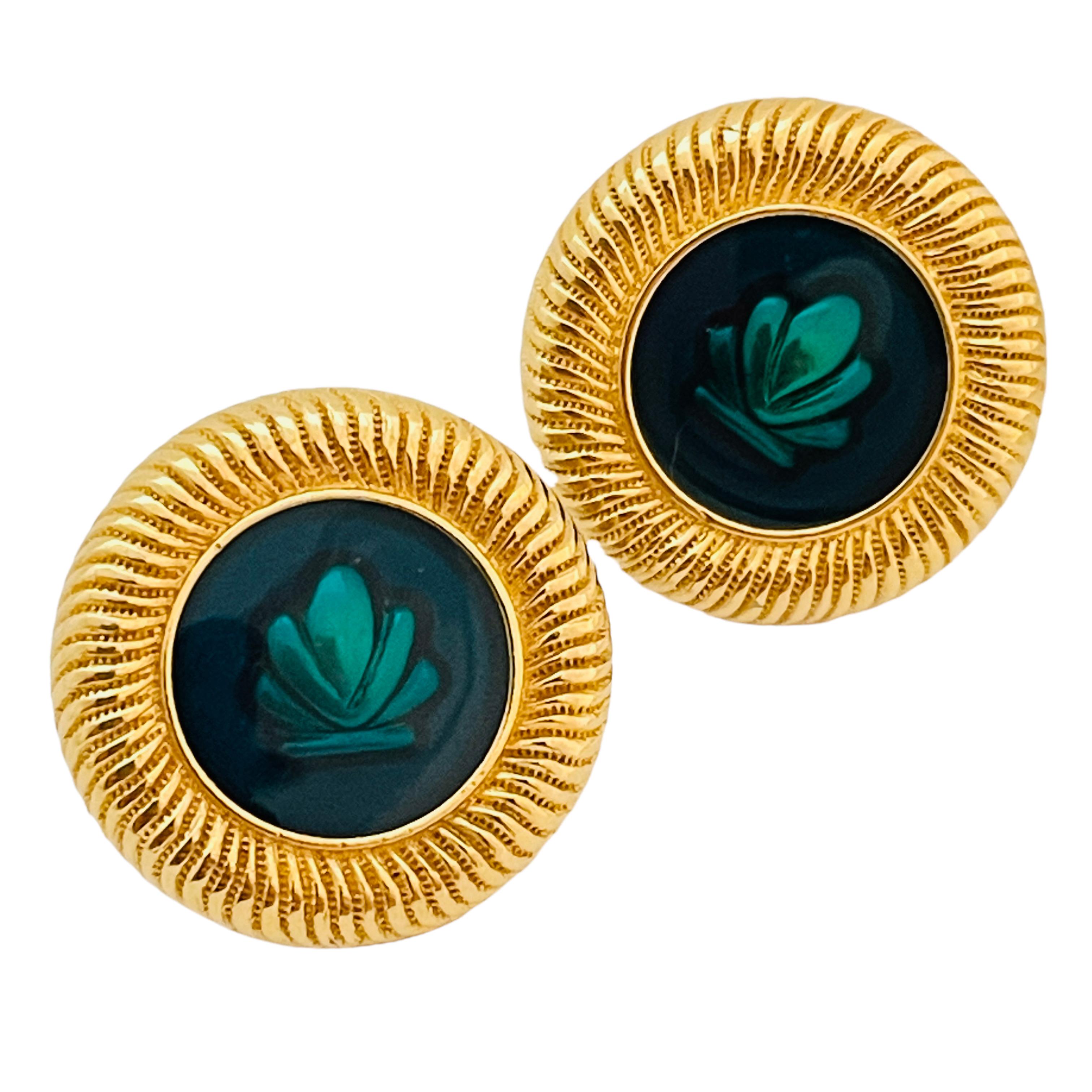 Orecchini firmati Monet con smalto d'epoca in tonalità oro in vendita 1