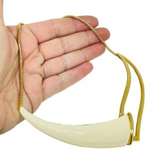 Monet è una collana firmata d'epoca con smalto dorato