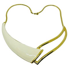 Monet è una collana firmata d'epoca con smalto dorato