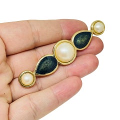 MONET broche de diseño vintage firmado con esmalte de perlas de imitación en tono dorado