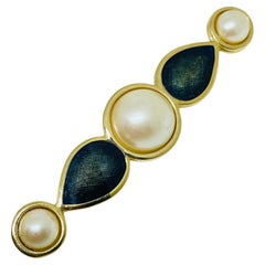 MONET broche de diseño vintage firmado con esmalte de perlas de imitación en tono dorado