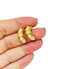 Petites boucles d'oreilles créateur MONET vintage, dorées, ornées de perles synthétiques