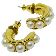 Petites boucles d'oreilles créateur MONET vintage, dorées, ornées de perles synthétiques
