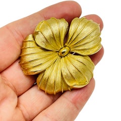 MONET broche vintage de diseño flor en tono dorado firmado