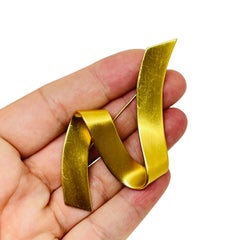 Broche vintage de diseño modernista geométrico firmado por MONET, en tono dorado