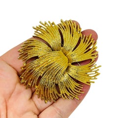 Broche vintage de créateur « Monet » signée, de couleur dorée, représentant une immense fleur