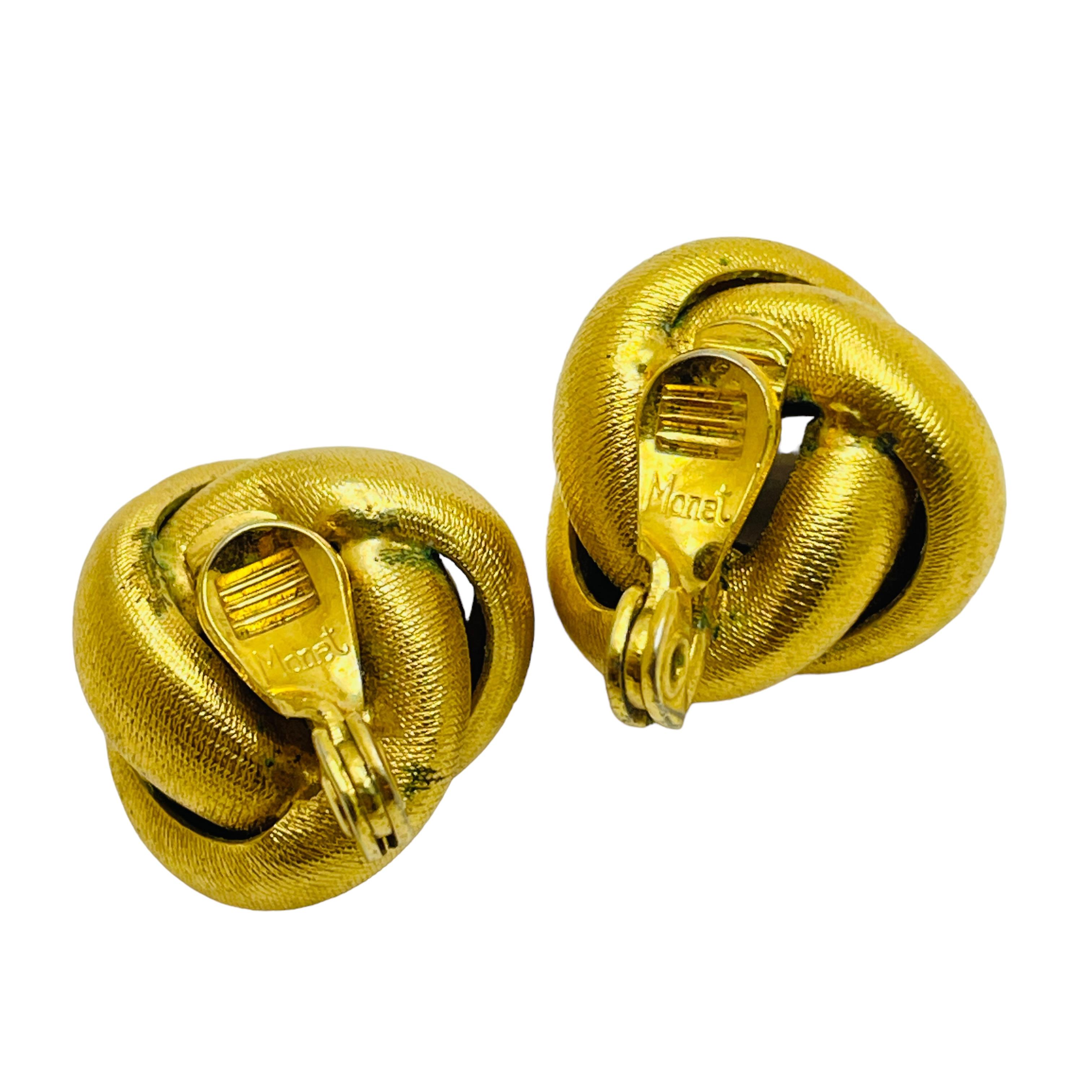 MONET signed vintage gold tone knot designer clip on earrings In Good Condition For Sale In Palos Hills, IL