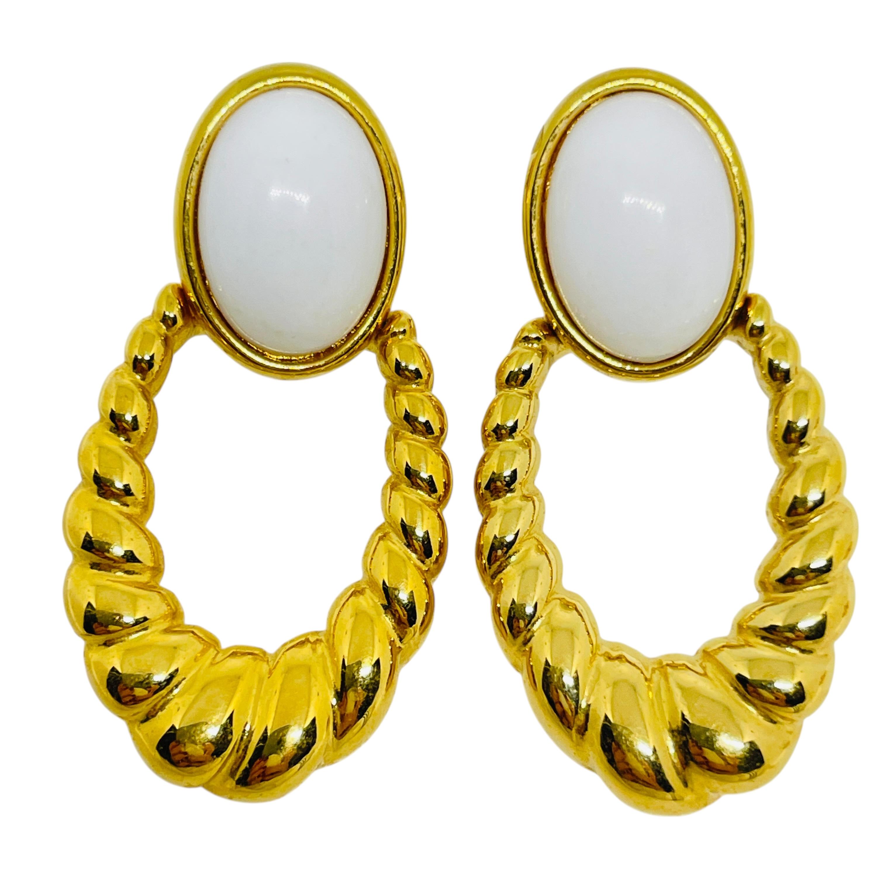 Orecchini vintage firmati Monet, in lucite dorata, con battente, Post Design