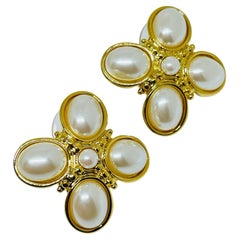 MONET signé vintage croix de Malte perle ton or designer boucles d'oreilles percées MONET signé vintage croix de Malte perle ton or designer boucles d'oreilles percées