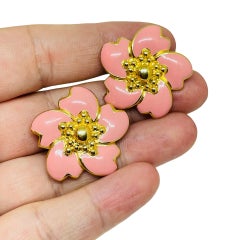 MONET signed vintage gold tone pink enamel flower designer clip on earrings