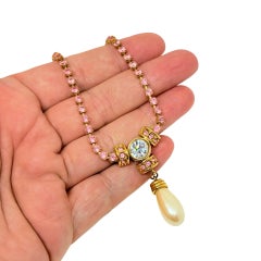 MONET – signierte Vintage-Designer-Halskette mit goldfarbenen, rosafarbenen Strasssteinen und Perlentropfen