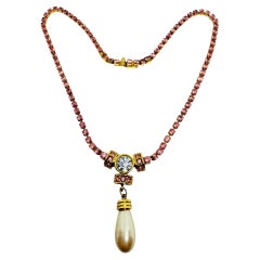 MONET – signierte Vintage-Designer-Halskette mit goldfarbenen, rosafarbenen Strasssteinen und Perlentropfen