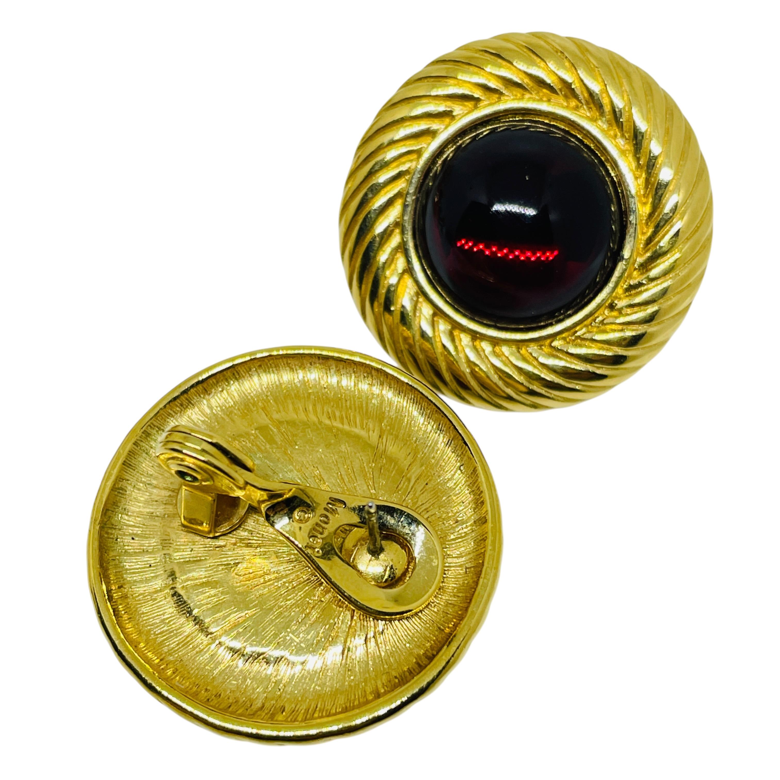 Orecchini a clip firmati Monet in vetro rosso dorato d'epoca In condizioni buone in vendita a Palos Hills, IL