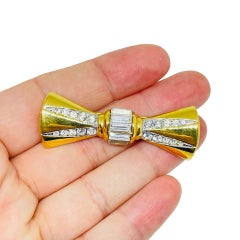 Monet firmata vintage con strass in tonalità oro, spilla a fiocco di design