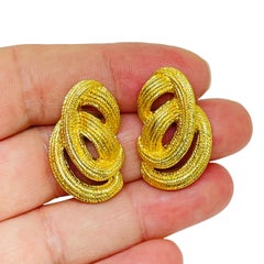 MONET firmado vintage tono oro cuerda de diseño pendientes perforados