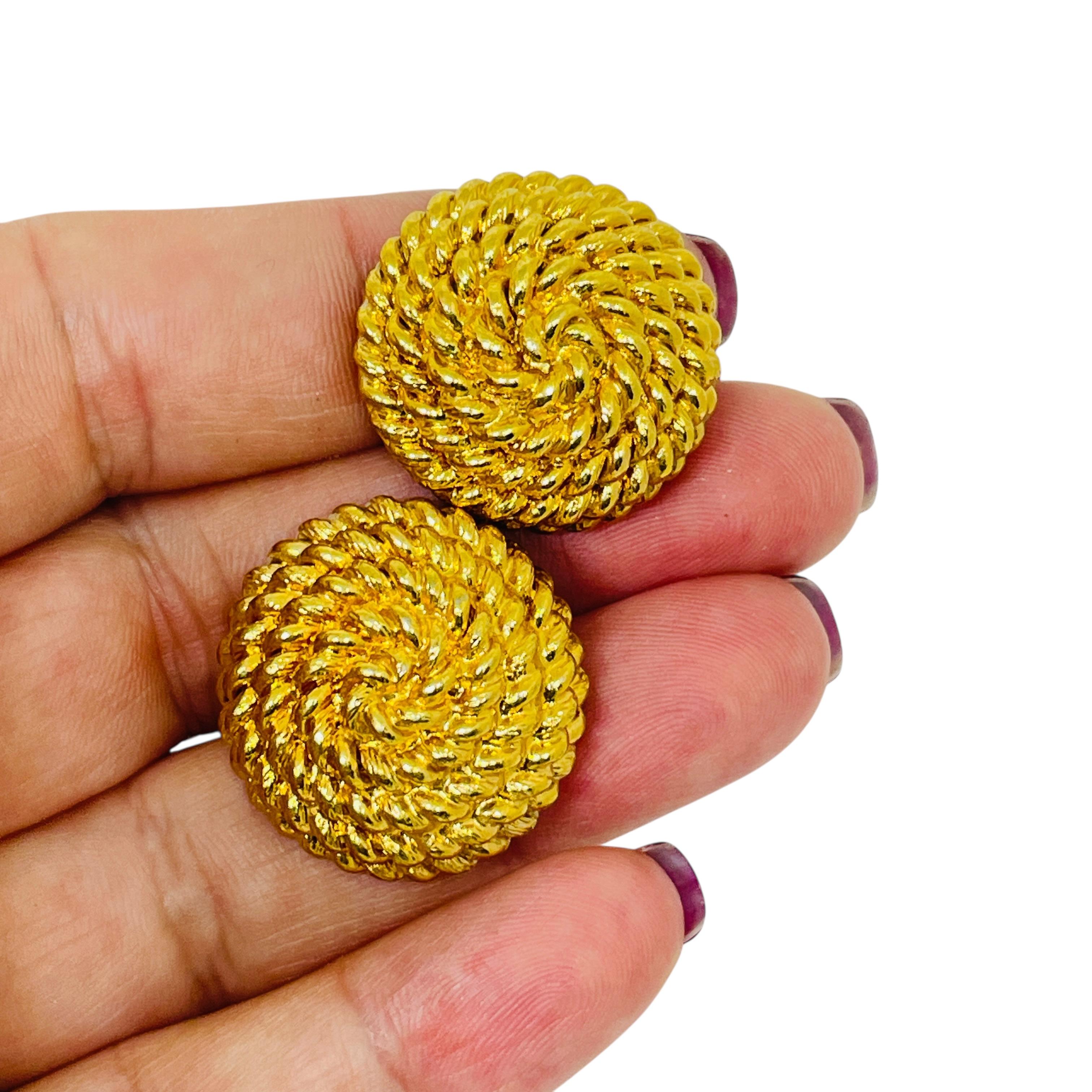 DETAILS

• signed MONET

• gold tone 

• vintage designer earrings
 
MEASUREMENTS  

• CONDITION

•  very good vintage condition with minimal signs of wear 

 Sku 54

❤️❤️   VINTAGE DESIGNER JEWELRY   ❤️❤️

❤️❤️  ALEXANDER’S BOUTIQUE  ❤️❤️