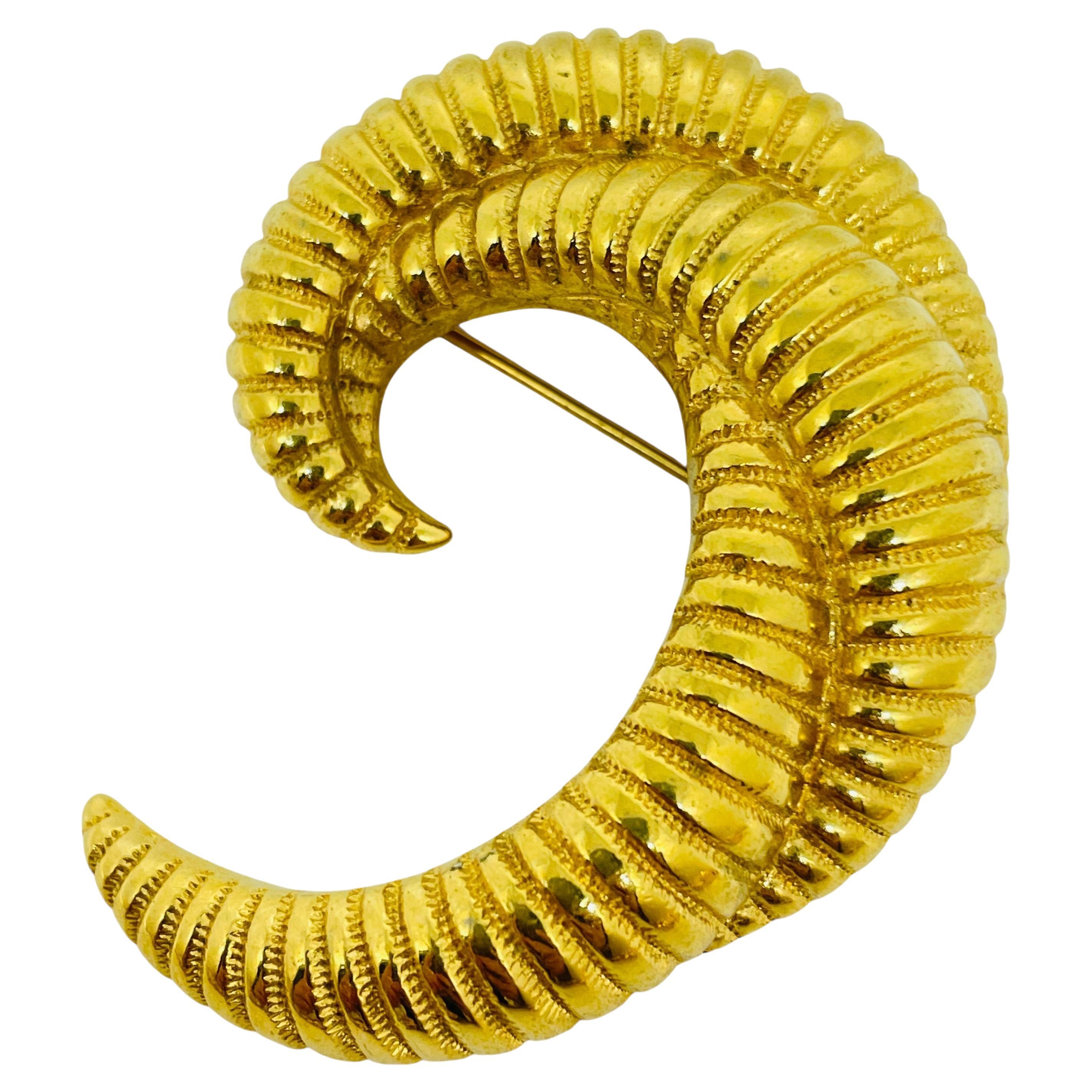 Spilla firmata Monet, vintage, in tonalità oro, con volute di design