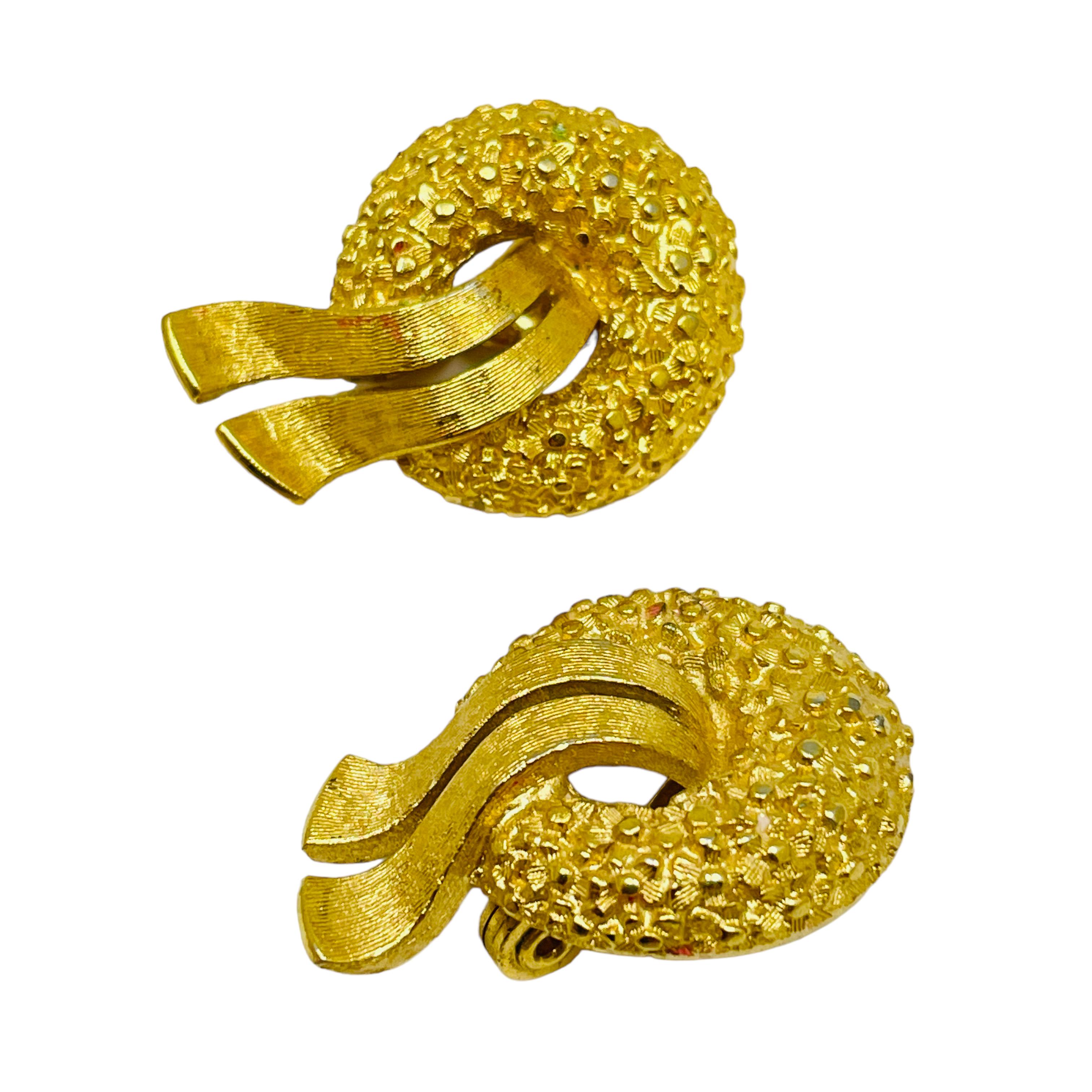 DETAILS

- • signiert MONET

- • Goldton 

- • Vintage-Designer-Ohrringe
  

MASSNAHMEN  

- •

CONDIT

- •  sehr guter Vintage-Zustand mit minimalen Gebrauchsspuren 

 Sku 32

❤️❤️   VINTAGE-DESIGNER-SCHMUCK   ❤️❤️

❤️❤️  ALEXANDER'S BOUTIQUE  ❤️❤️