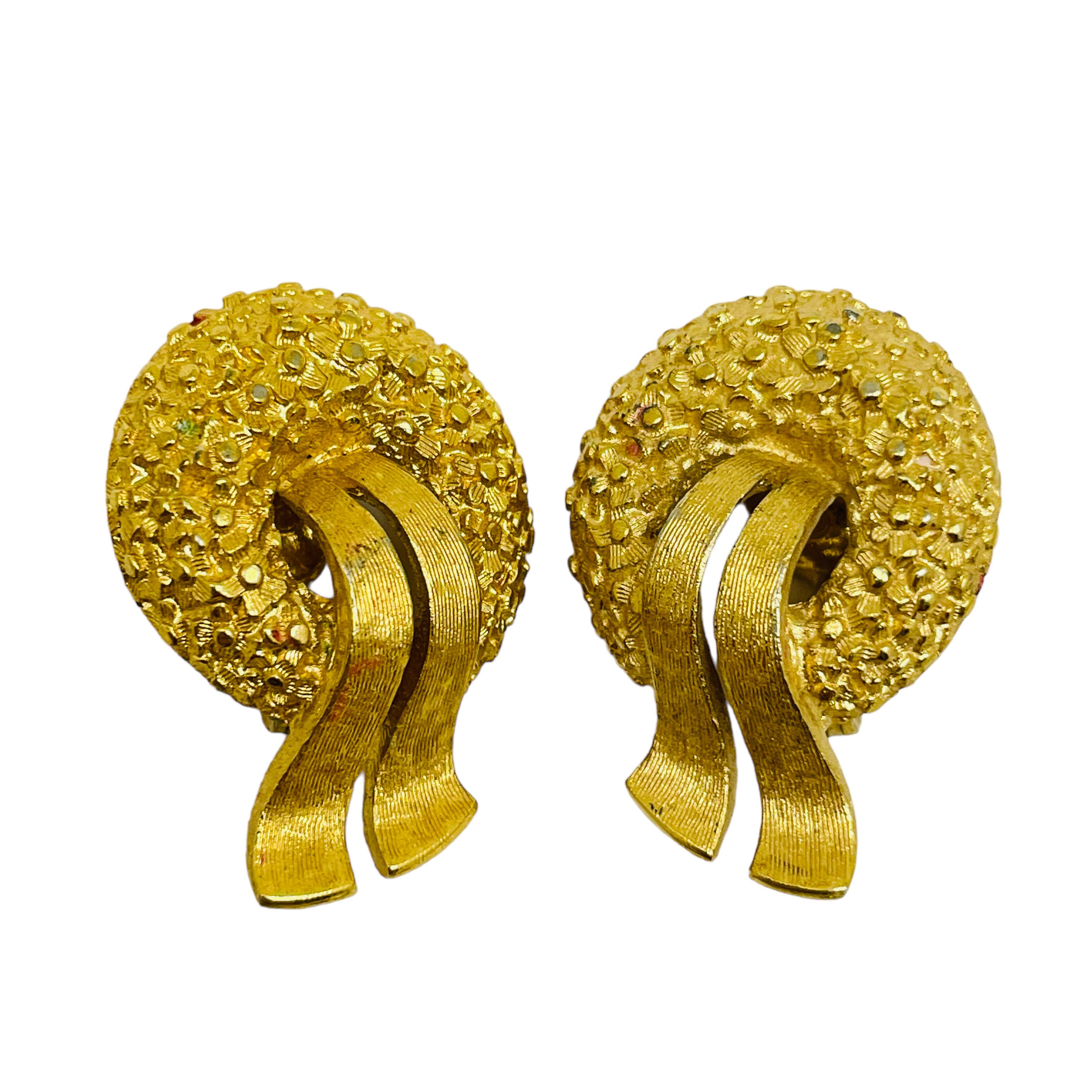 MONET signiert Vintage Gold Ton texturiert Designer Clip auf Ohrringe im Zustand „Gut“ im Angebot in Palos Hills, IL