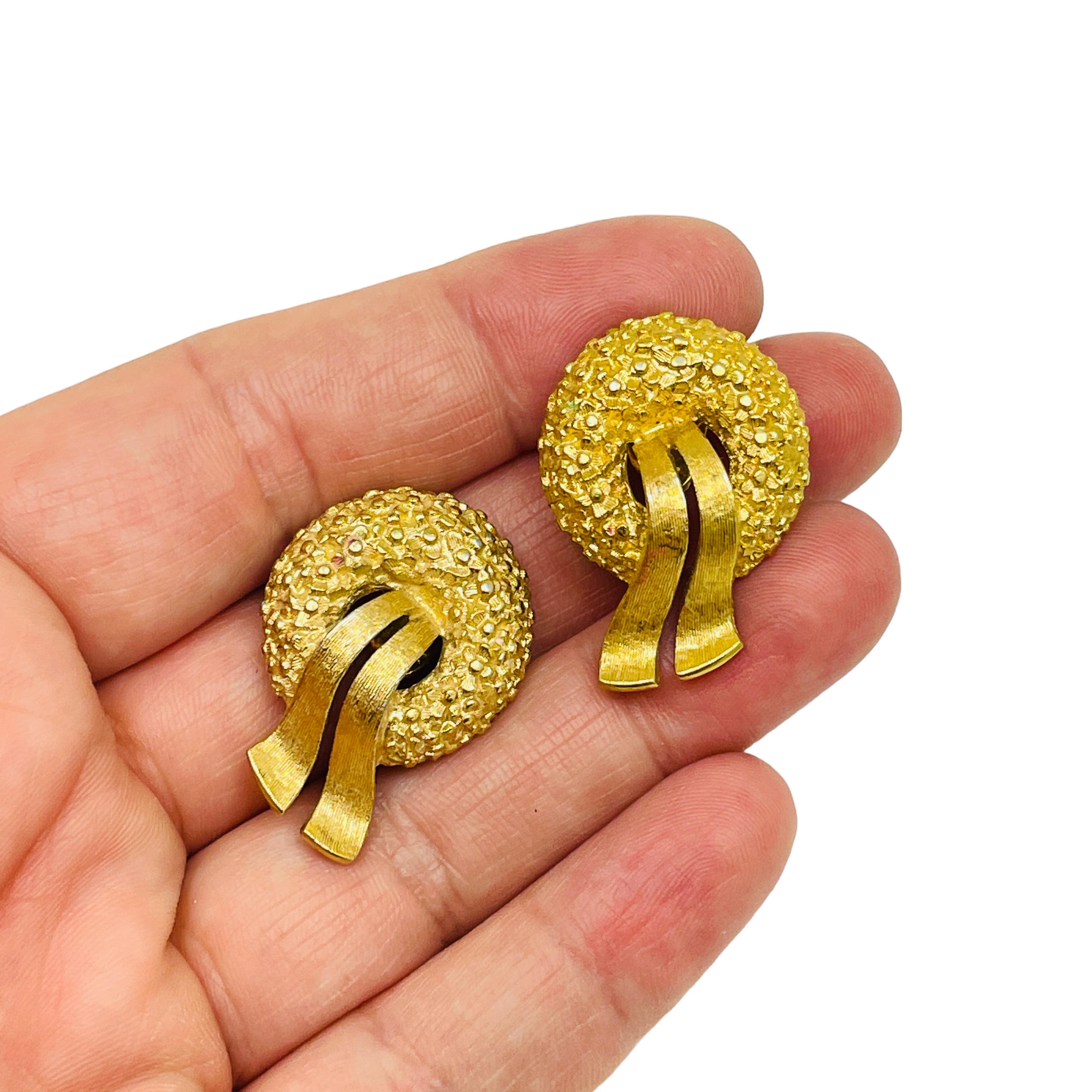 MONET signiert Vintage Gold Ton texturiert Designer Clip auf Ohrringe für Damen oder Herren im Angebot