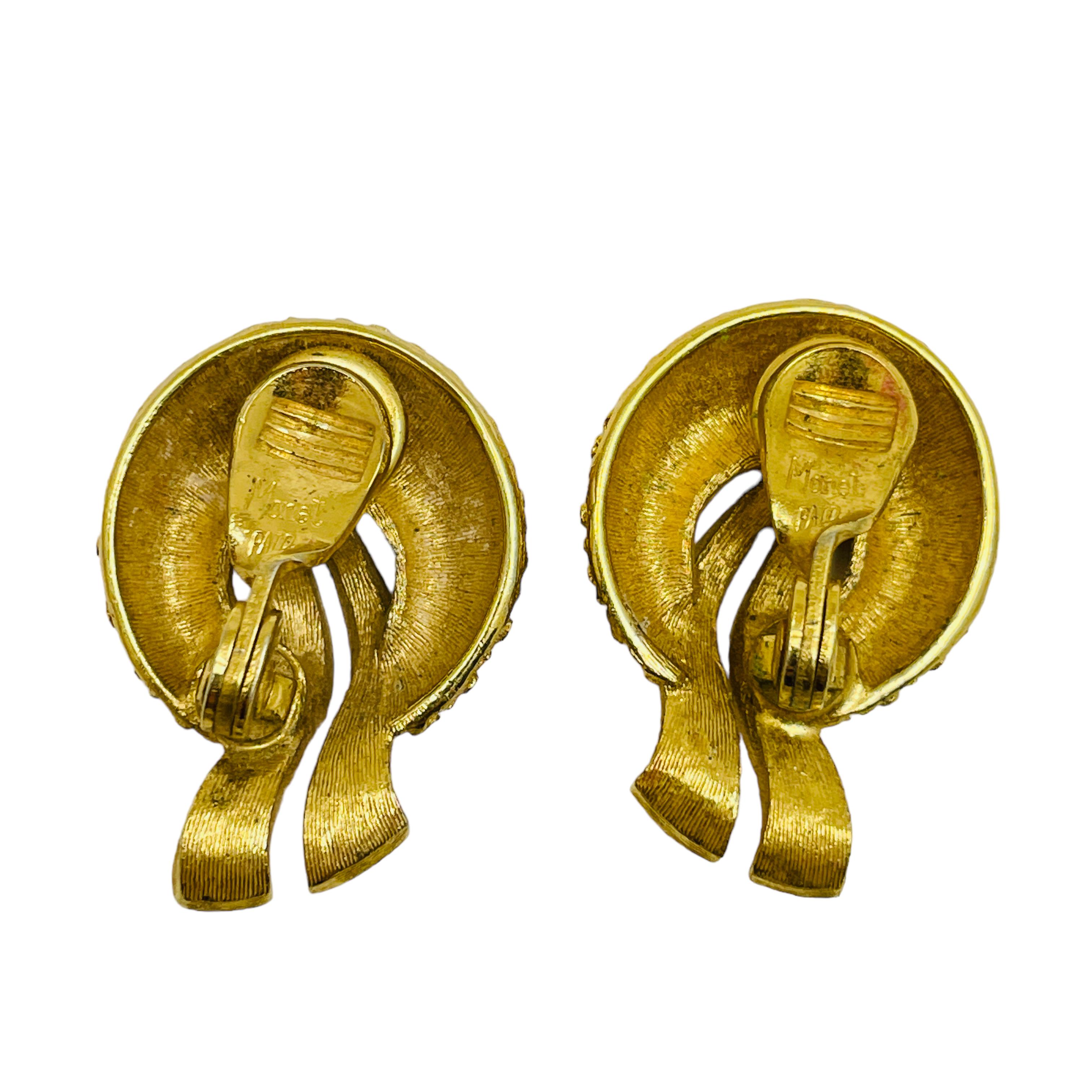 MONET signiert Vintage Gold Ton texturiert Designer Clip auf Ohrringe im Angebot 1