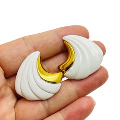 Orecchini a clip firmati Monet in lucite bianca e oro d'epoca