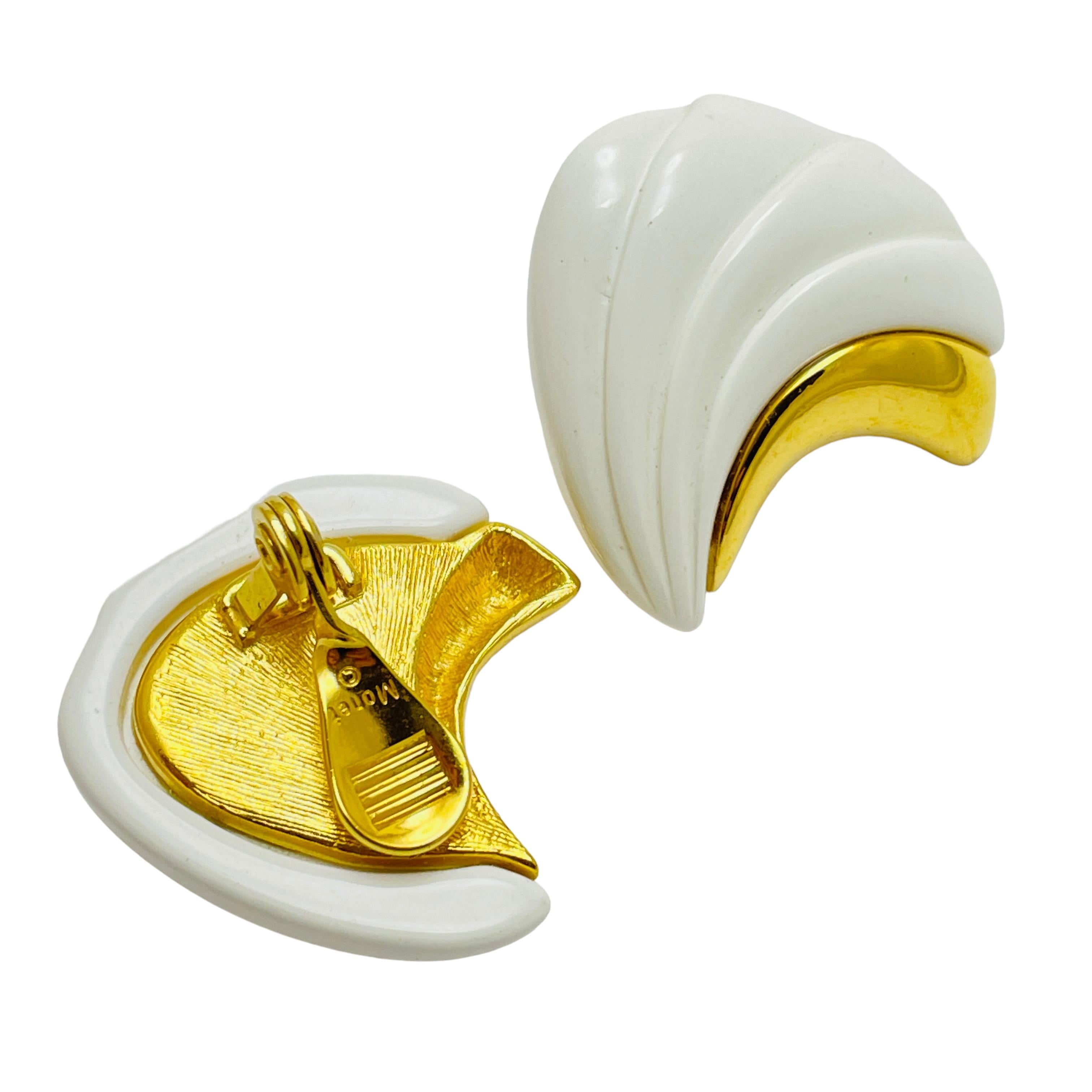 Orecchini a clip firmati Monet in lucite bianca e oro d'epoca In condizioni buone in vendita a Palos Hills, IL