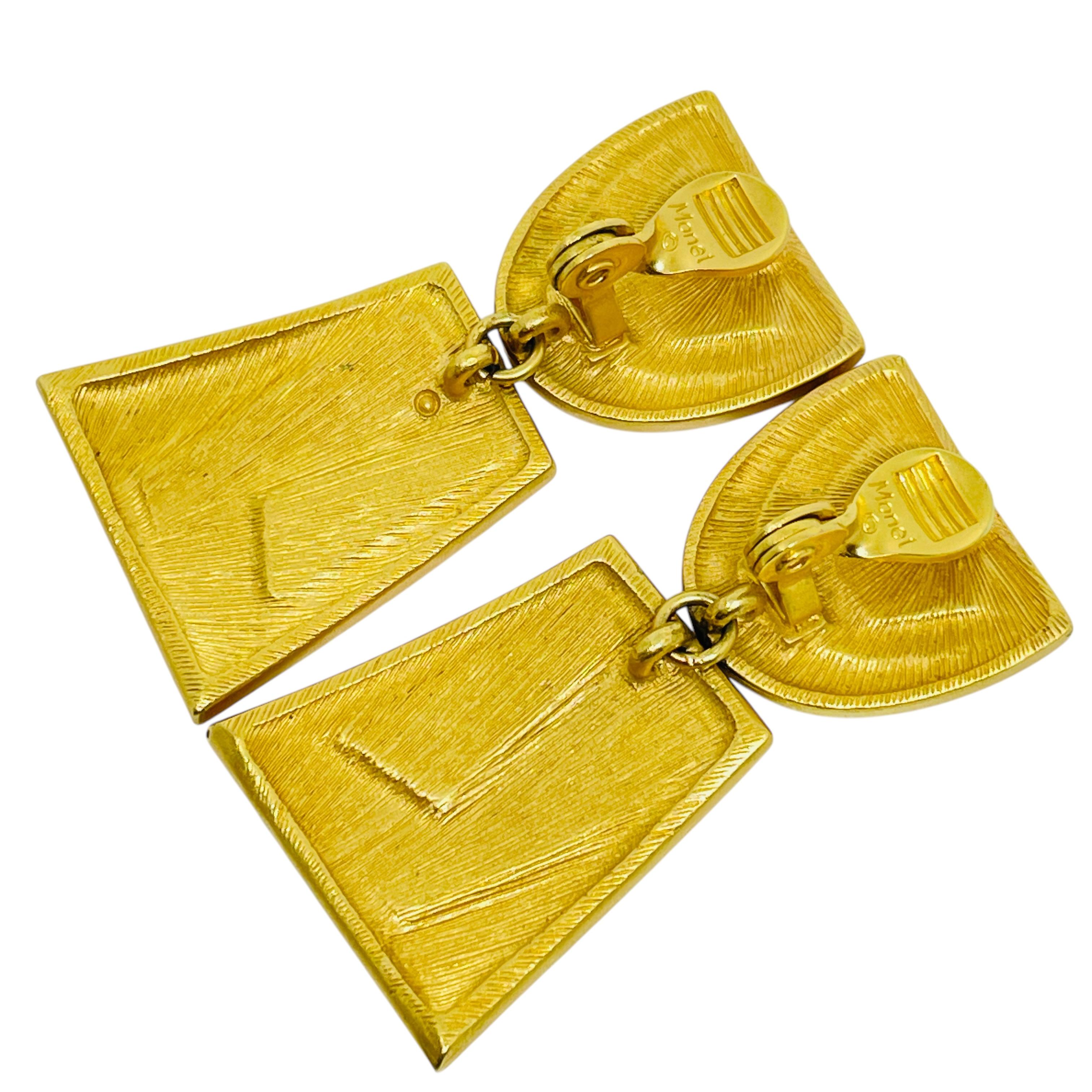 MONET signiert Jahrgang matt gold modernistischen geometrischen Designs Clip auf Ohrringe im Zustand „Gut“ im Angebot in Palos Hills, IL