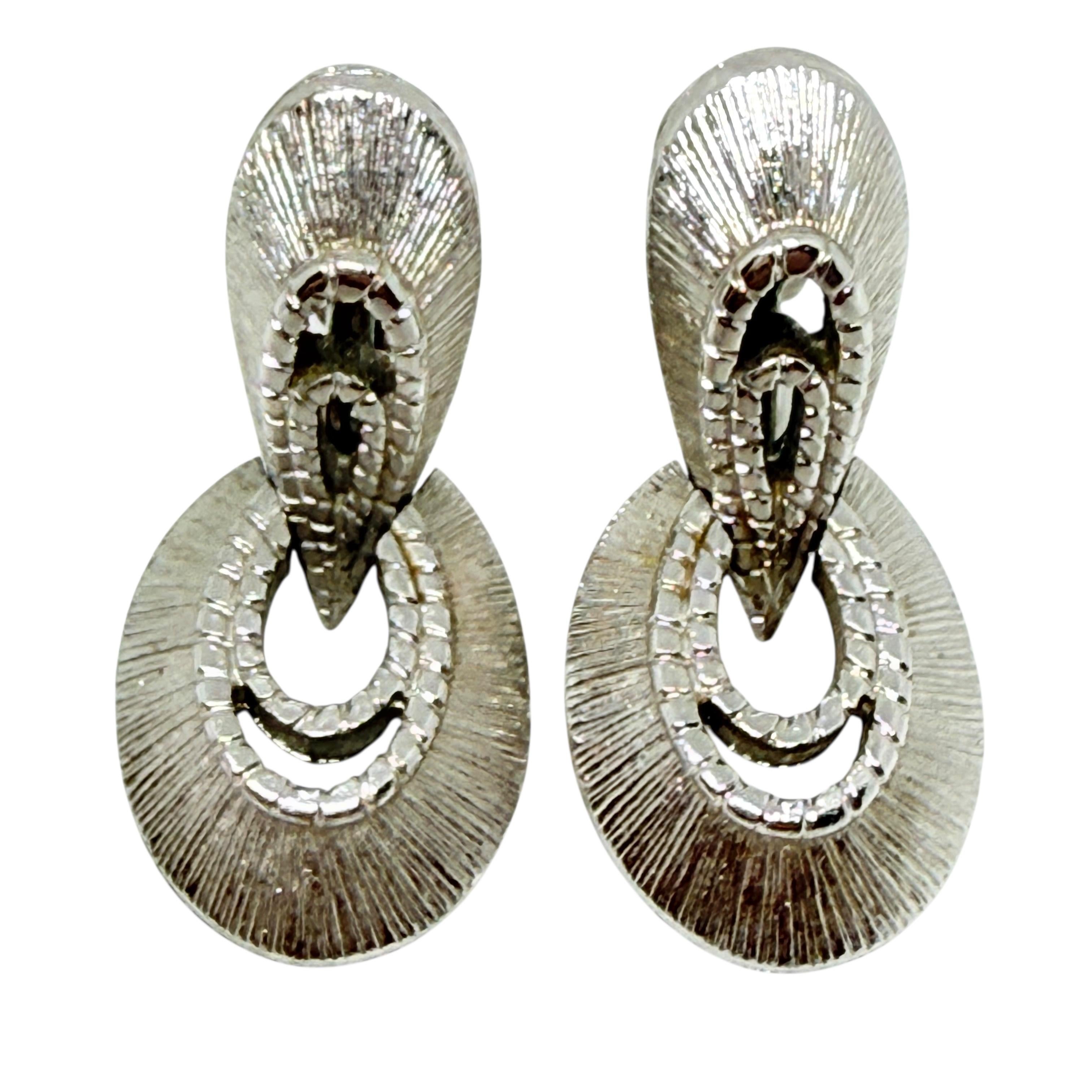 Orecchini a clip firmati Monet con battente d'argento d'epoca in vendita 1