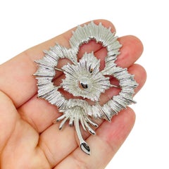 MONET signé vintage silver tone flower designer broche