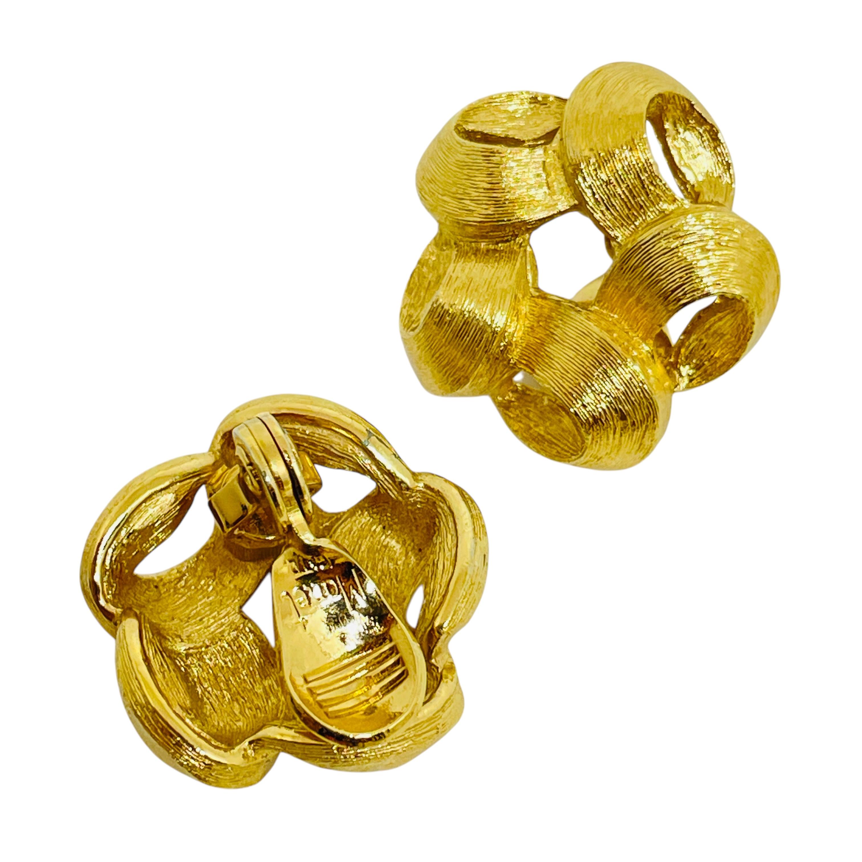 MONET signiert Vintage texturierte Knoten Blume Designer Clip auf Ohrringe im Zustand „Gut“ im Angebot in Palos Hills, IL