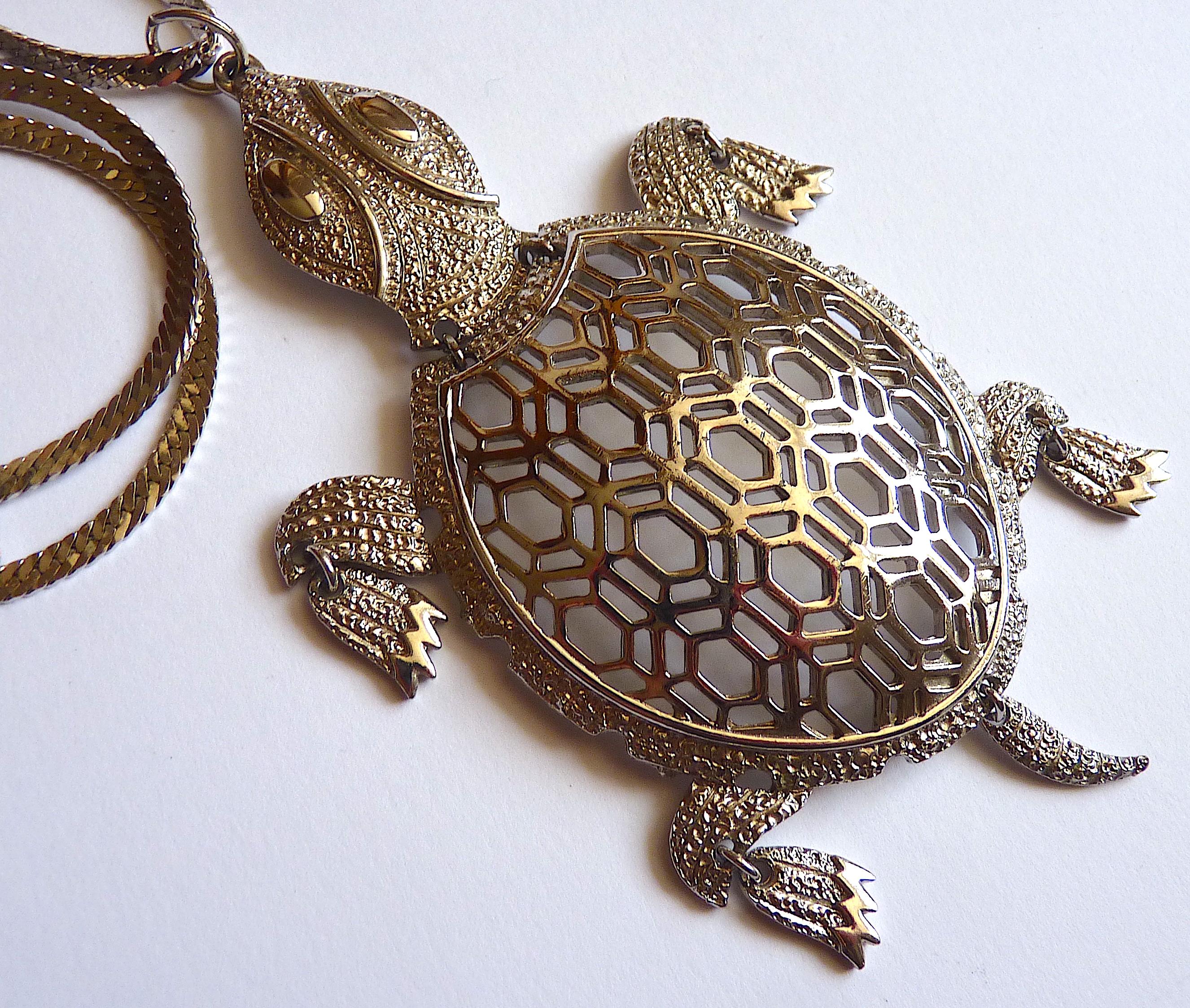 Collana lunga Monet vintage con catena a serpente e ciondolo a forma di tartaruga, A. Silver

CONDIZIONE : Eccellente condizione d'epoca! Nessun segno del tempo!

Misure: lunghezza totale circa 84 cm; Ciondolo = 12 X 6 cm

Un regalo fantastico per