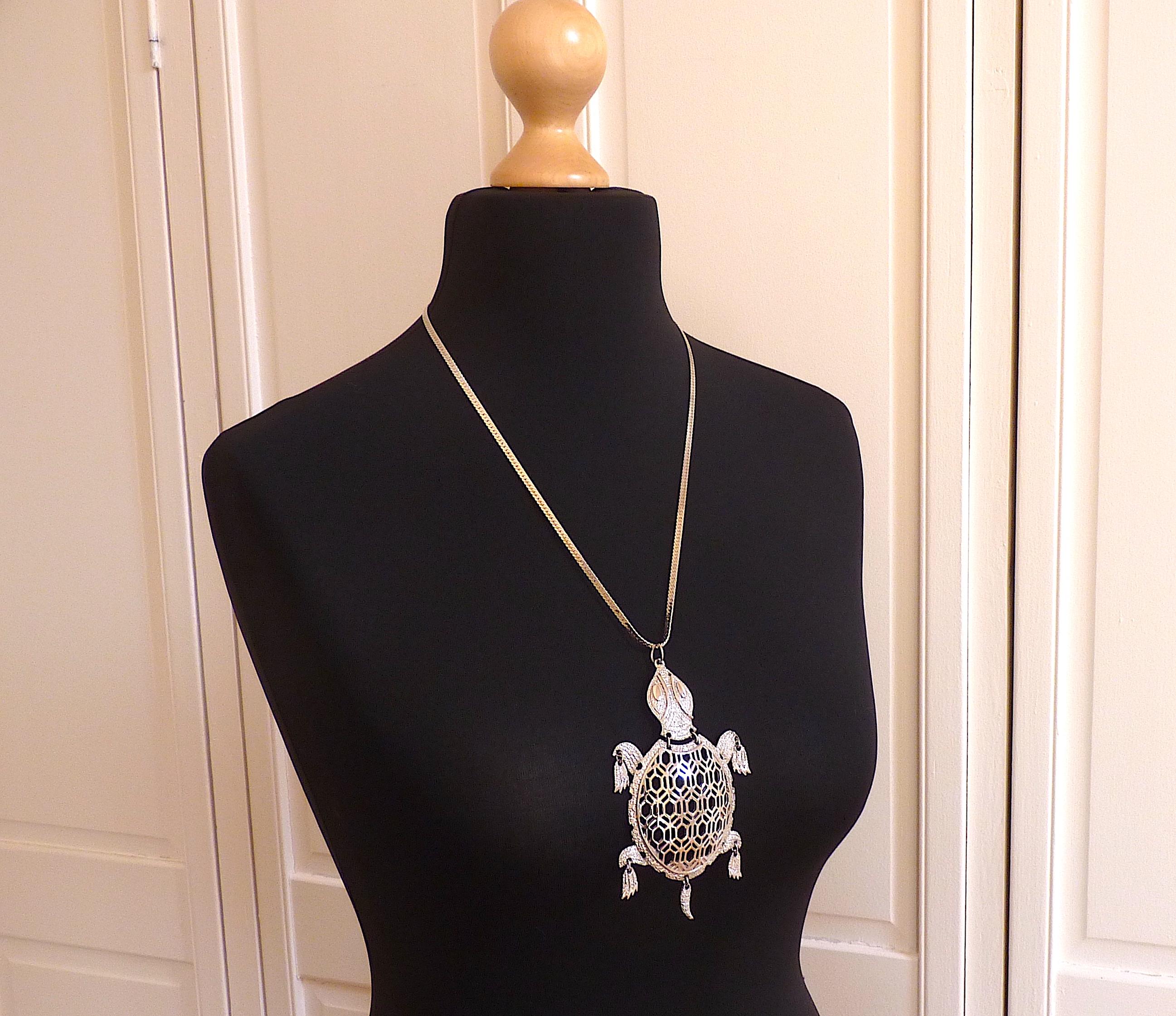 Collana con ciondolo Monet degli anni '90 in vendita 2