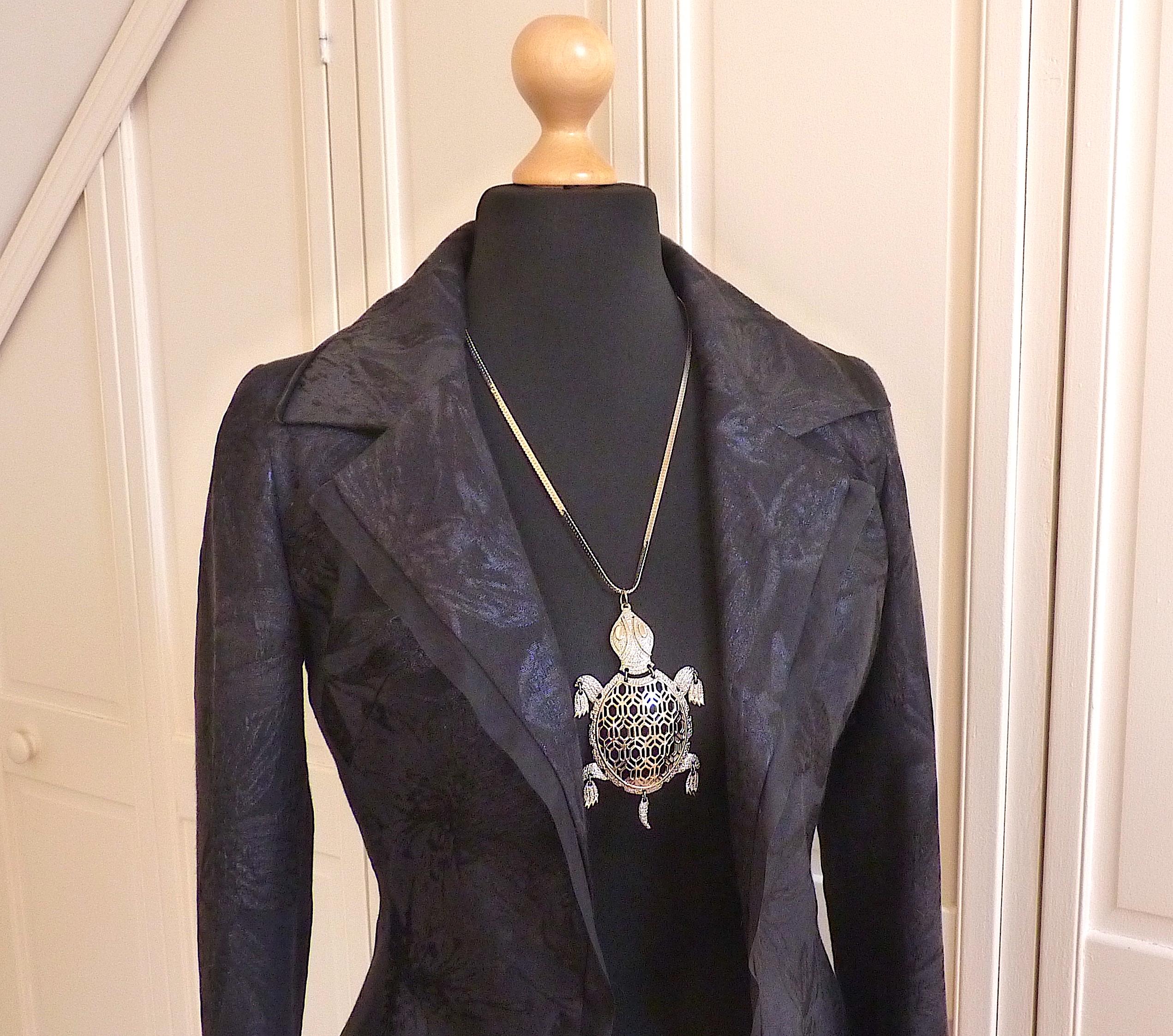Collana con ciondolo Monet degli anni '90 in vendita 3