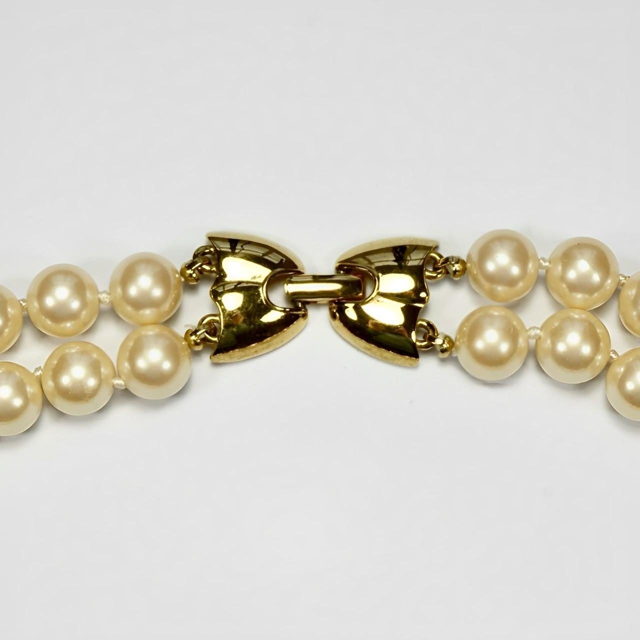 Collier Monet à deux rangs de perles en verre crème avec fermoir plaqué or, circa 1980 Bon état - En vente à London, GB