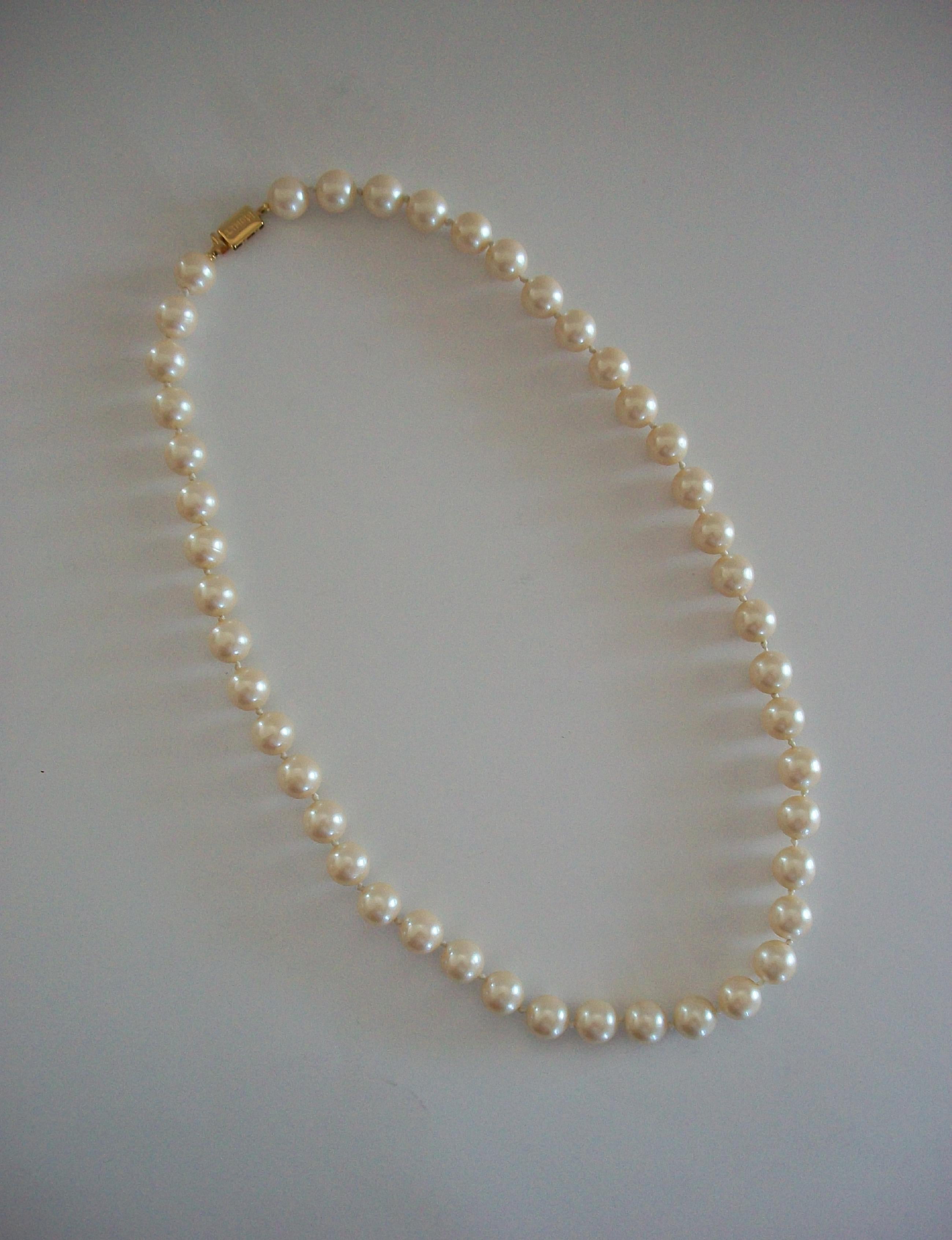 MONET - Vintage 12 mm. Collier de fausses perles - Noué à la main - U.S. - Circa 1980's en vente 4