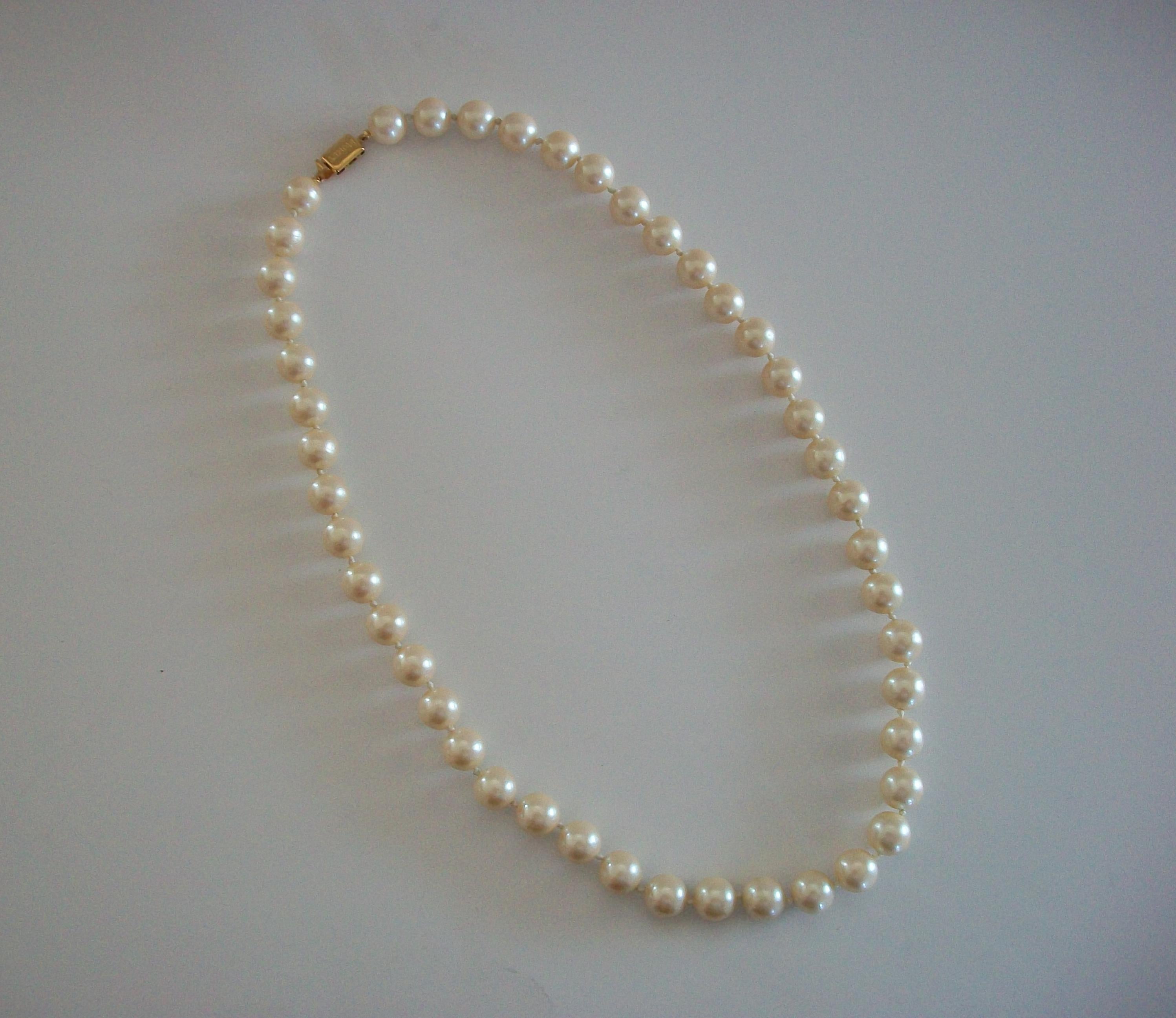 MONET - Vintage 12 mm. Collier de fausses perles - Noué à la main - U.S. - Circa 1980's en vente 5