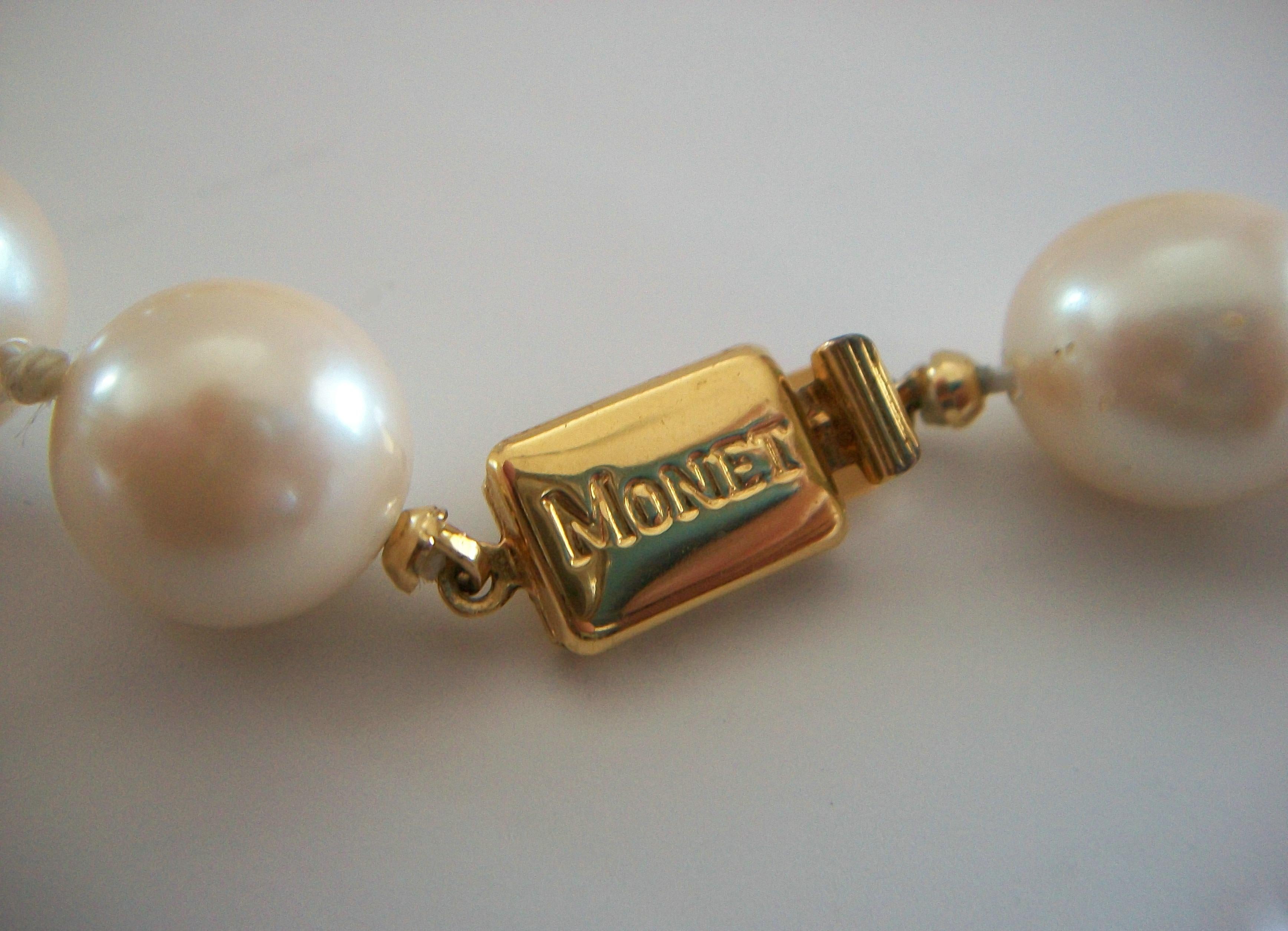 MONET - Vintage 12 mm. Collier de fausses perles - Noué à la main - U.S. - Circa 1980's en vente 6