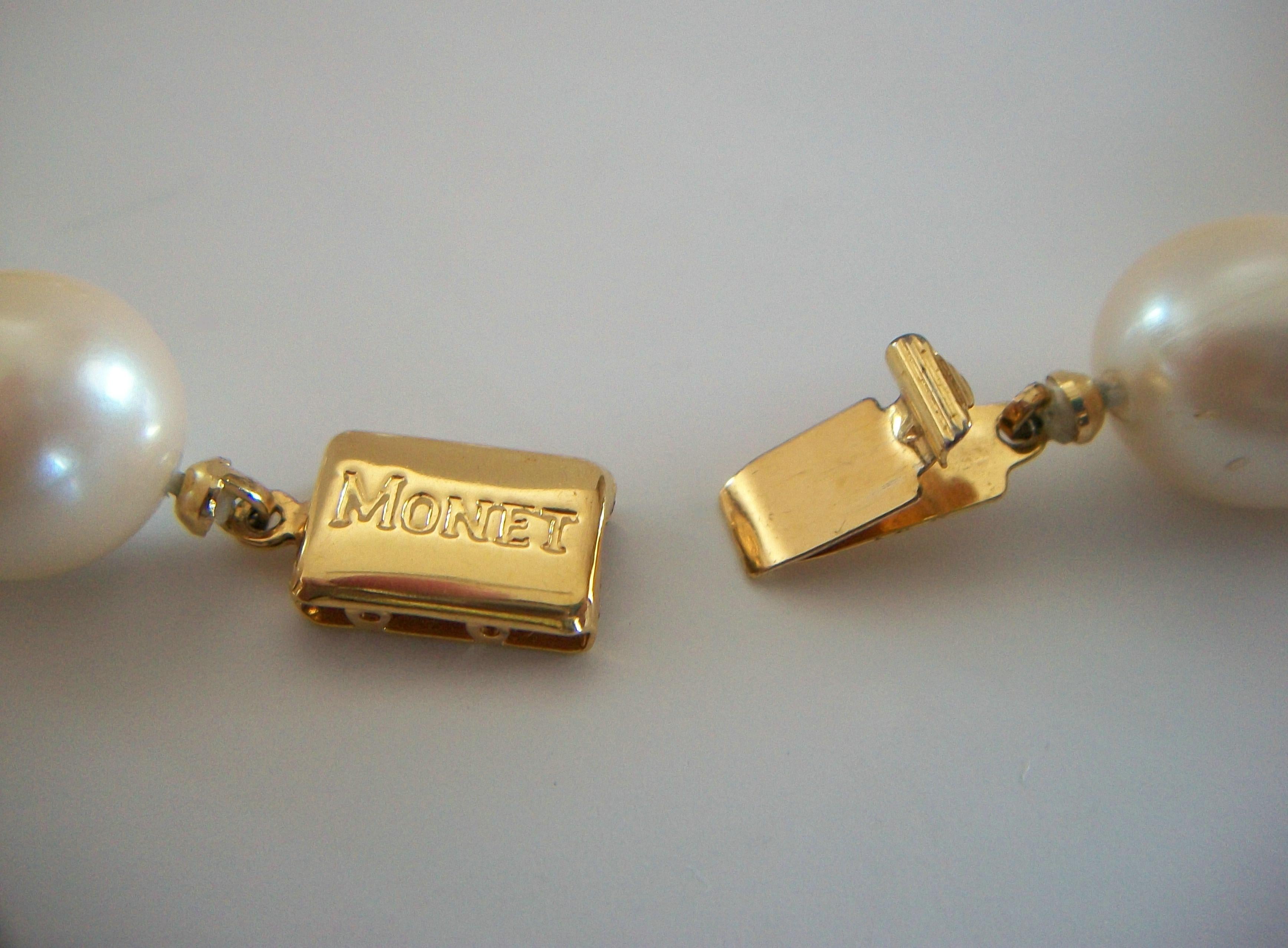 MONET - Vintage 12 mm. Collier de fausses perles - Noué à la main - U.S. - Circa 1980's en vente 7