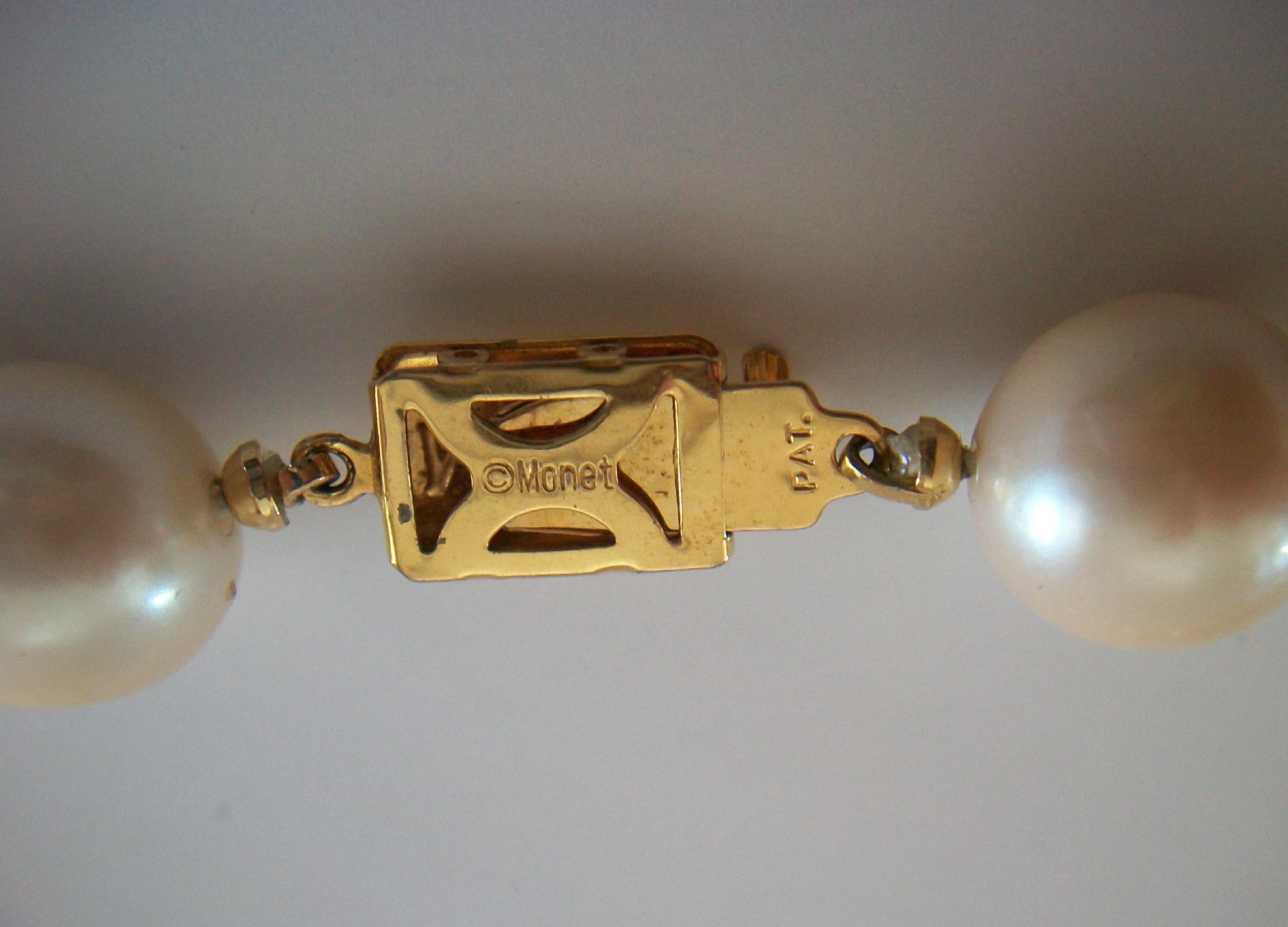 MONET - Vintage 12 mm. Collier de fausses perles - Noué à la main - U.S. - Circa 1980's en vente 8