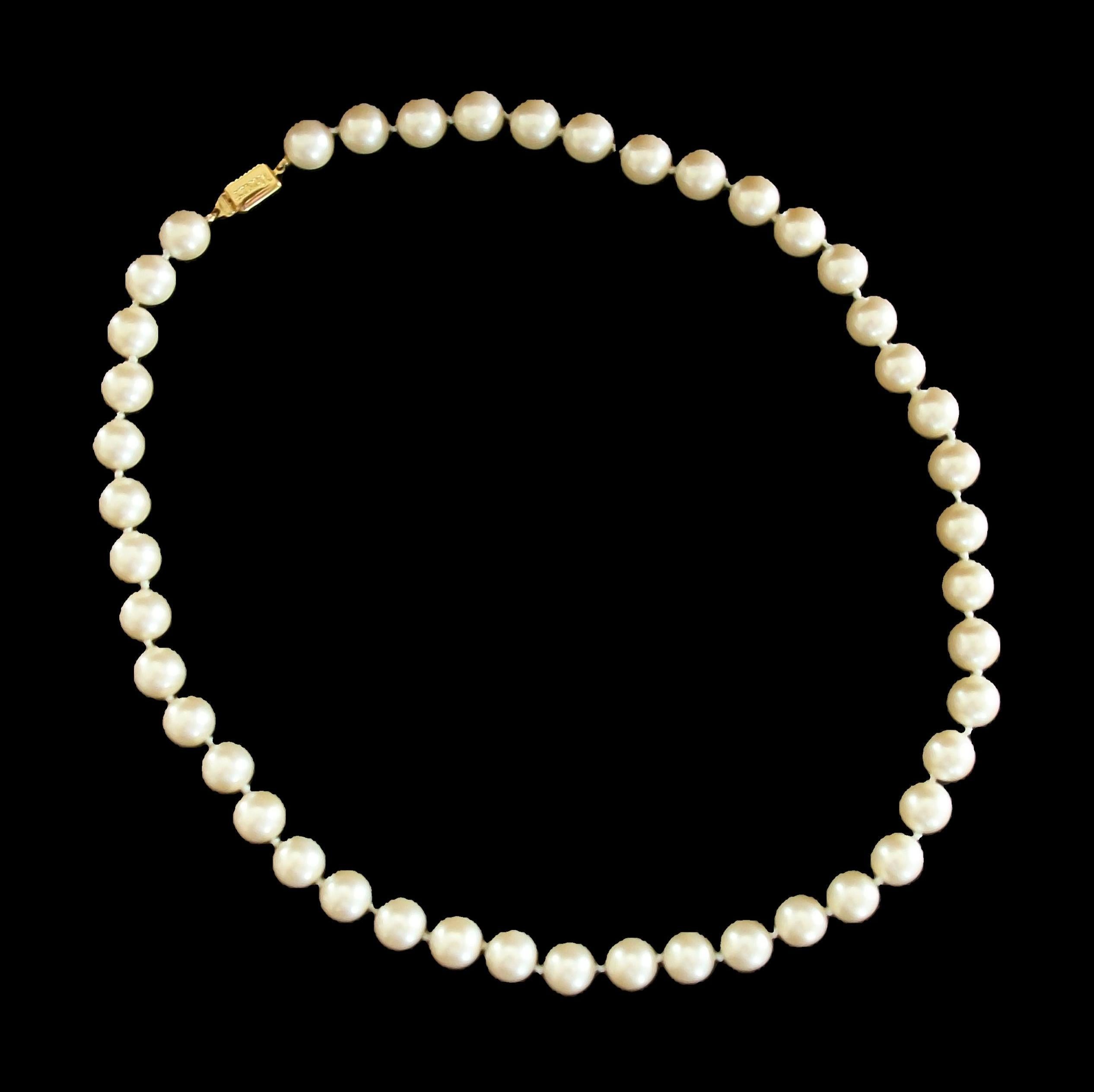 MONET - Collier vintage de fausses perles de 12 mm. nouées à la main - comprenant un seul rang de 45 grosses perles simulées - fermoir en or jaune - signé sur les deux côtés du fermoir - Etats-Unis - circa 1980's.

Excellent état vintage - tout est