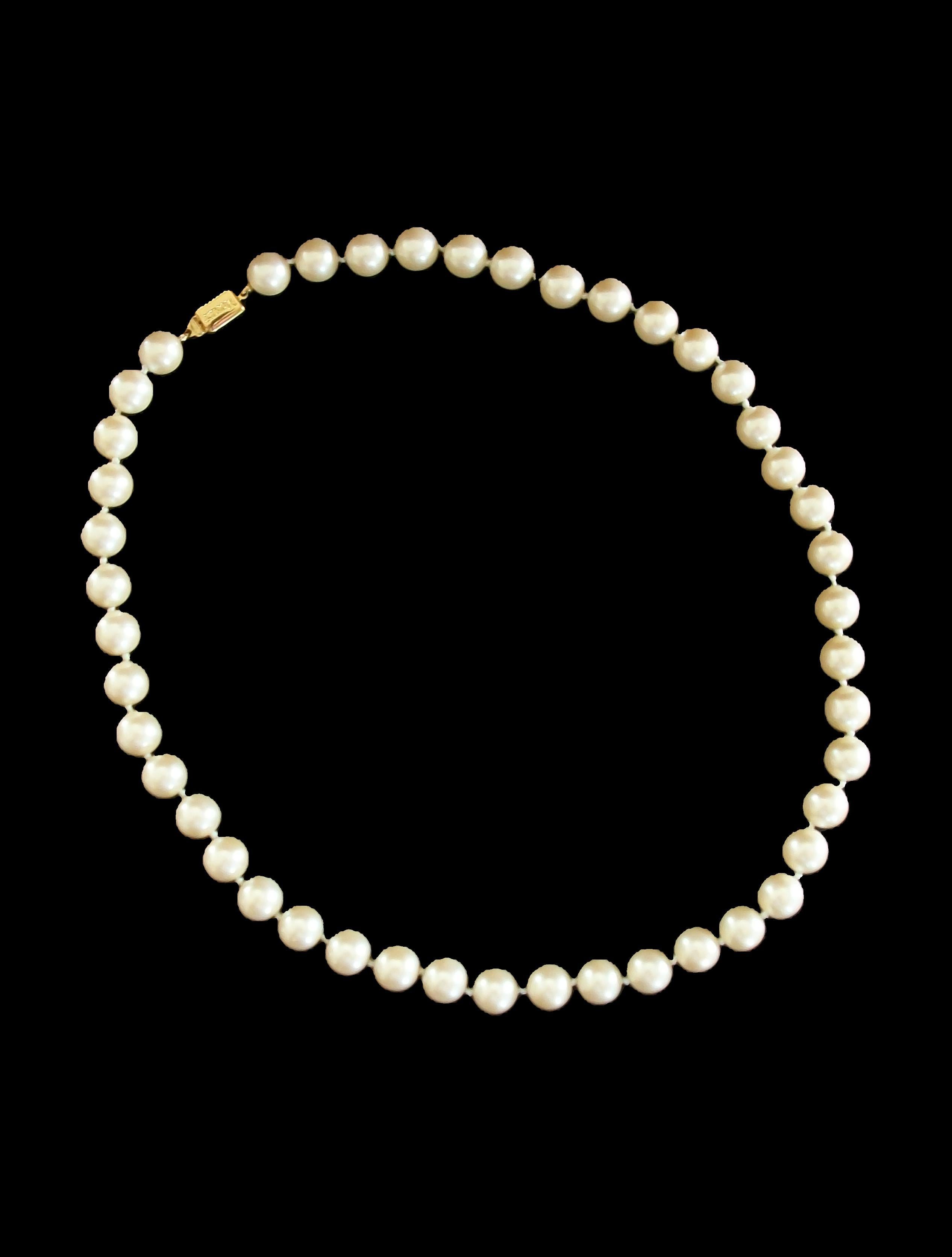 Moderne MONET - Vintage 12 mm. Collier de fausses perles - Noué à la main - U.S. - Circa 1980's en vente