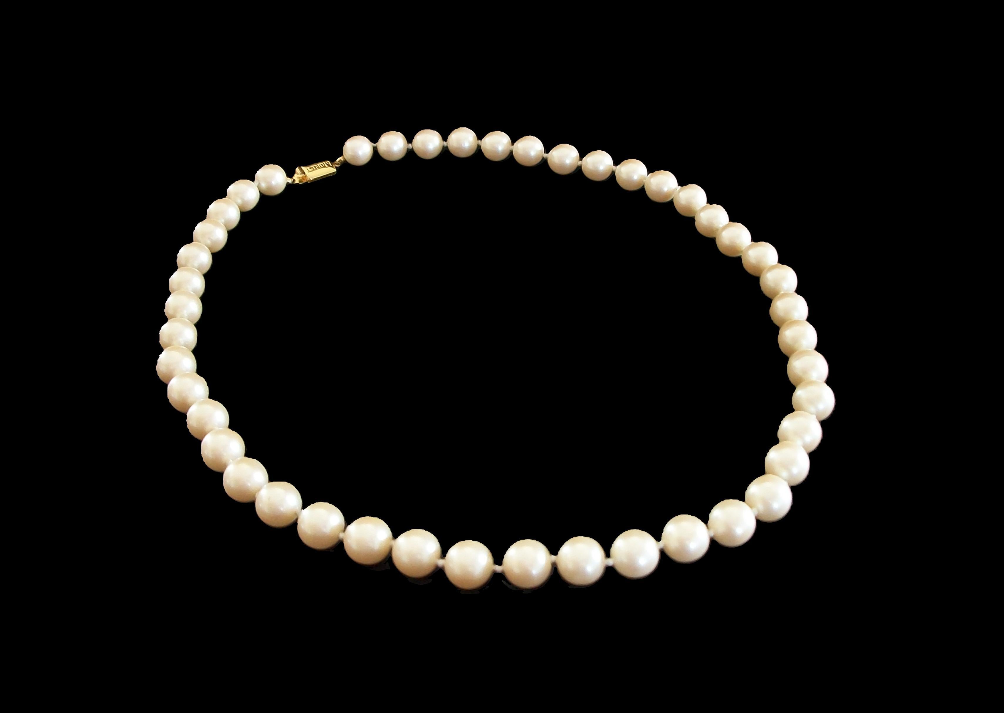 MONET - Vintage 12 mm. Collier de fausses perles - Noué à la main - U.S. - Circa 1980's Bon état - En vente à Chatham, CA