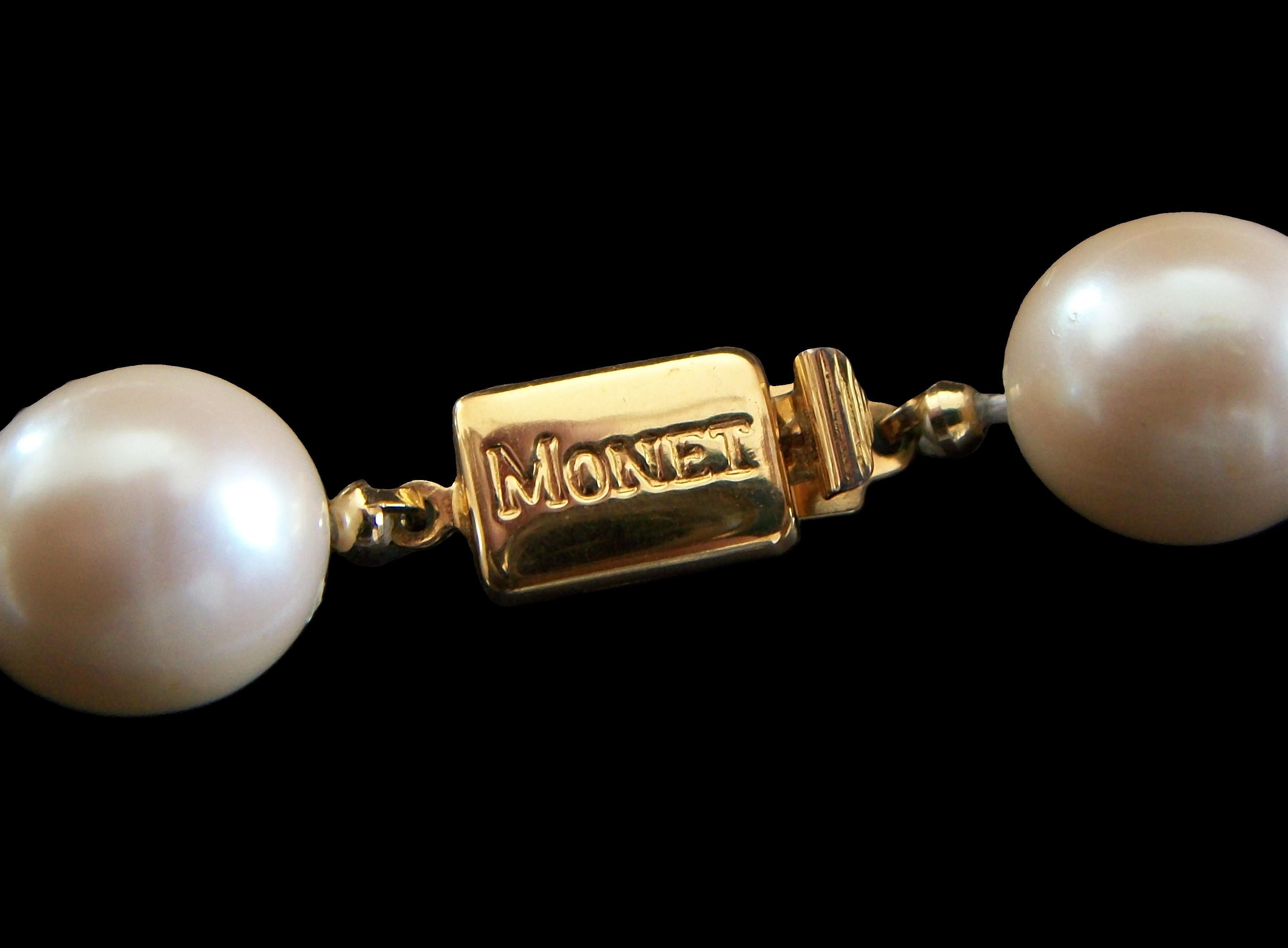 MONET - Vintage 12 mm. Collier de fausses perles - Noué à la main - U.S. - Circa 1980's Unisexe en vente